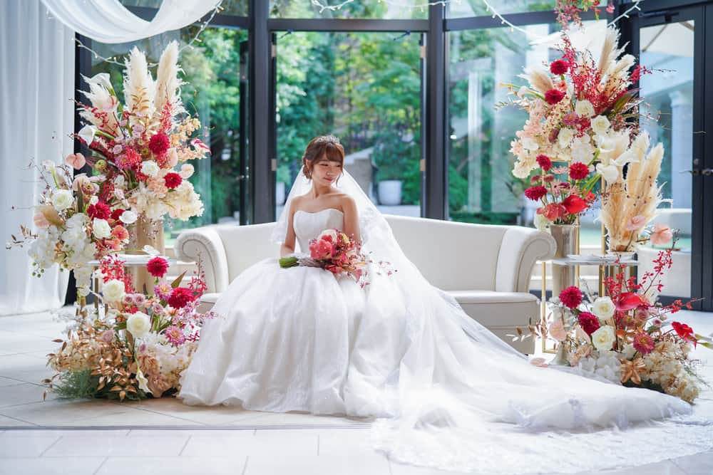TAKE and GIVE NEEDS(T&G公式) さんのインスタグラム写真 - (TAKE and GIVE NEEDS(T&G公式) Instagram)「夜と昼で違う表情を楽しめるソファ装飾。ツートーンをベースに赤やピンクのお花のトータルコーディネートが華やかなパーティー空間。  #tg花嫁 #wedding #ウェディング #結婚式 #結婚式場 #ウェディングフォト #housewedding #ハウスウェディング #weddingdress #ウェディングドレス #プレ花嫁 #卒花 #青山迎賓館」10月20日 20時00分 - takeandgiveneeds_official