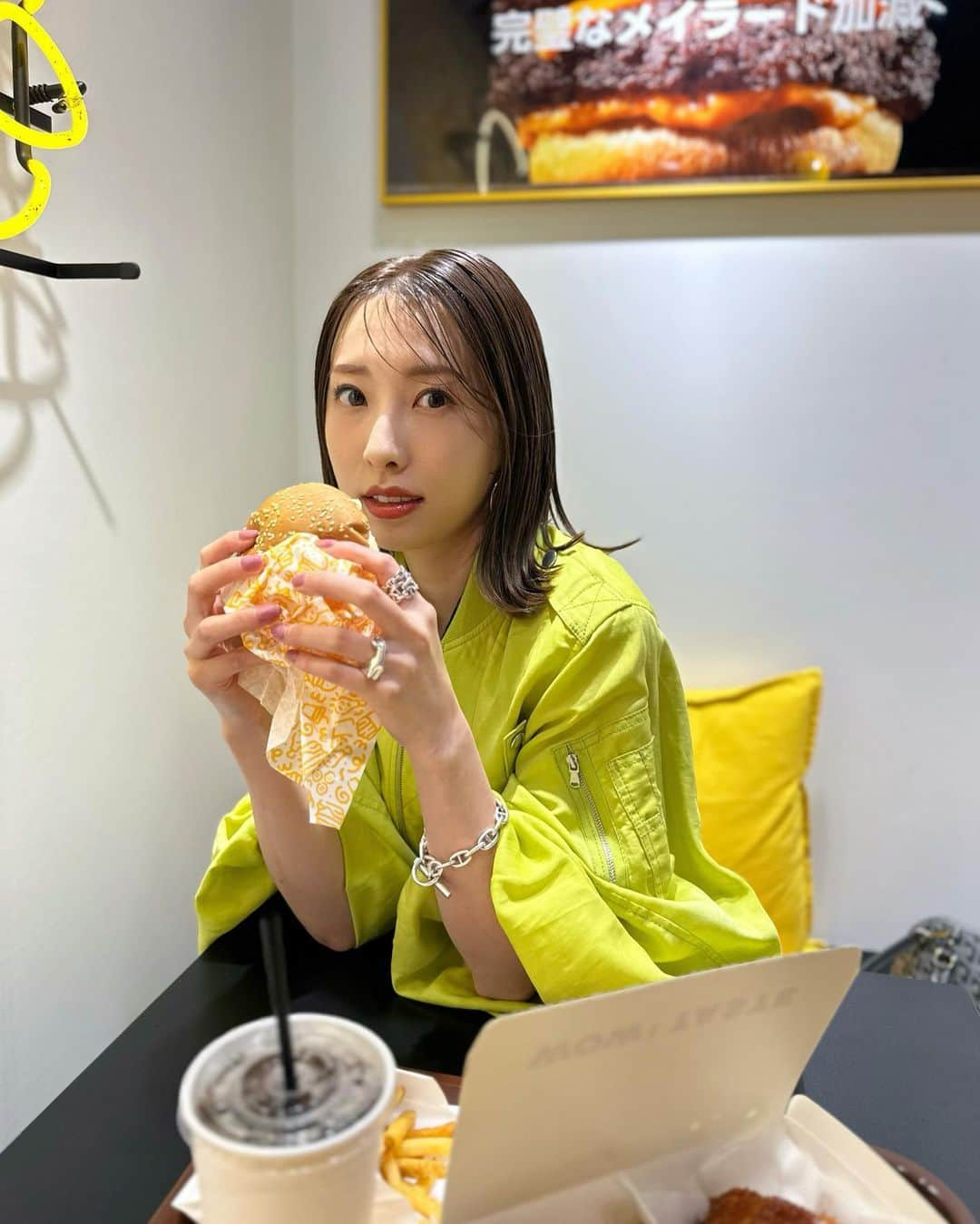 冨張愛のインスタグラム：「Mom's Touch🍔 Youtubeで見ていてずっと食べてみたかった... 今日から渋谷に期間限定でOPENしているので 念願叶って食べられました〜😍嬉しい。 韓国で1400店舗展開する No.1バーガー&チキンブランドなのですが 有名なサイバーガーは想像以上にジューシー&サックサクのチキンがたまらない美味しさ🫶 ポテトや骨付きヤンニョムチキンも絶品。 話題のお店で予約も埋まってきてるみたいですが 是非一度体感してみてほしいです🧡 本当に美味しすぎて、私もまたすぐに食べたい〜！ * @momstouch.jp POPUP 11/9まで☑︎ 📍渋谷109目の前 #MOMSTOUCH #マムズタッチ」