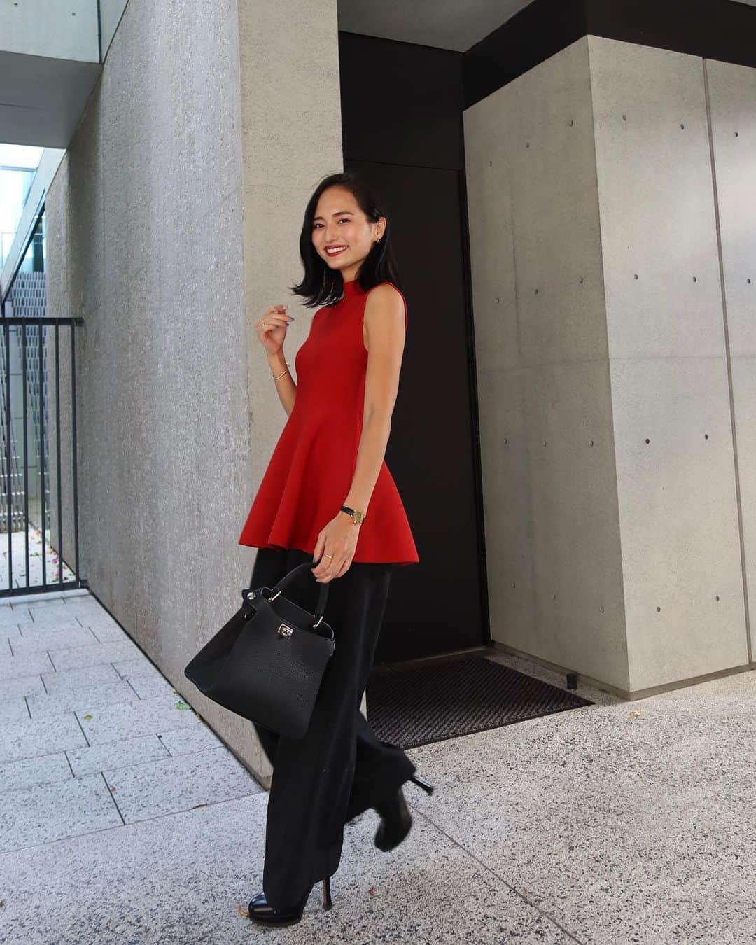 山賀琴子のインスタグラム：「秋といえば…  赤！！！❤️  …と勝手に思っています🤣  なので今日は真っ赤なトップスで気分を上げました👐🏻  今日も過ごしやすくて気持ちのいいお天気だったな〜 週末は涼しくなるみたいなので皆さん体調崩さないように気をつけてくださいね😌  あと、髪染めました。 いつもと同じ、真っ黒です🖤  #fashion #ootd #autumnoutfit」