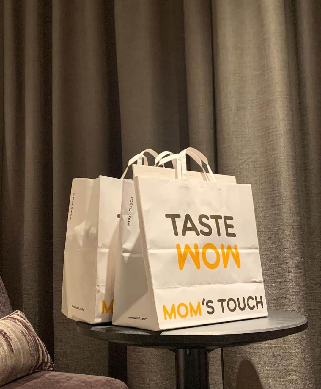 ITSUKIのインスタグラム：「. mom's touch(マムズタッチ)のpopupへ行ってきました♡  mom's touchは韓国では1,400店舗展開するno1のバーガー&チキンブランド🍗  オーダーを取ってから作り始めるスタイルで、出来立てが食べられる最高さがTT♡ もうほんっっとにおいしかった！ 持って帰ってホテルでも食べたのに、 今もうもっかい食べたいくらい、、🫠笑  今日10月20日(金)〜11月9日(木)まで渋谷で3週間popupが開催されています🍔 予約をした方が確実に食べられるみたいです♡  @momstouch.jp  #MOMSTOUCH#マムズタッチ」