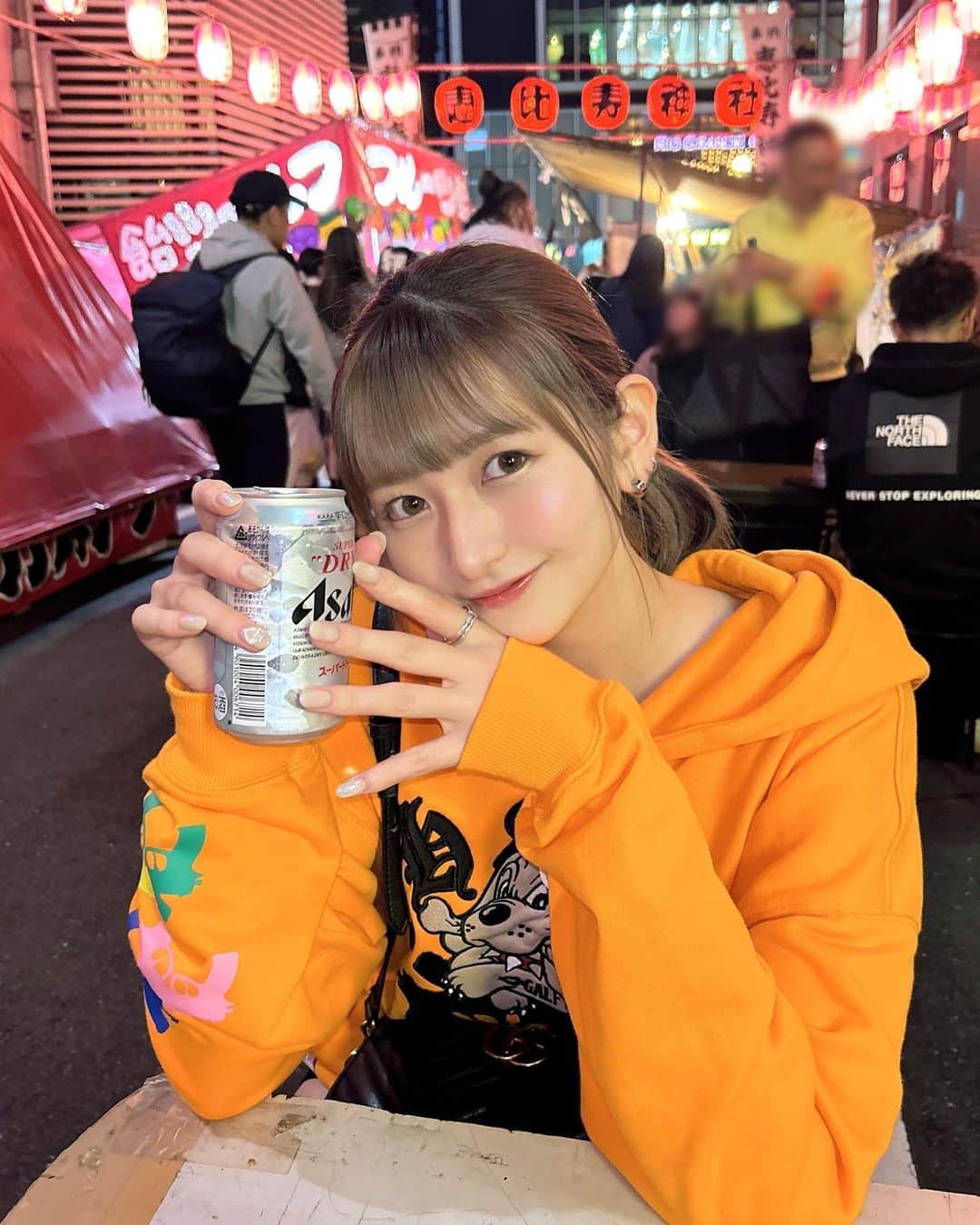 尾形春水さんのインスタグラム写真 - (尾形春水Instagram)「屋台って何歳になってもわくわくするね🌟 珍しいオレンジパーカーにポニテ！ 海老カラーです^_^」10月20日 19時34分 - harunaogatajp