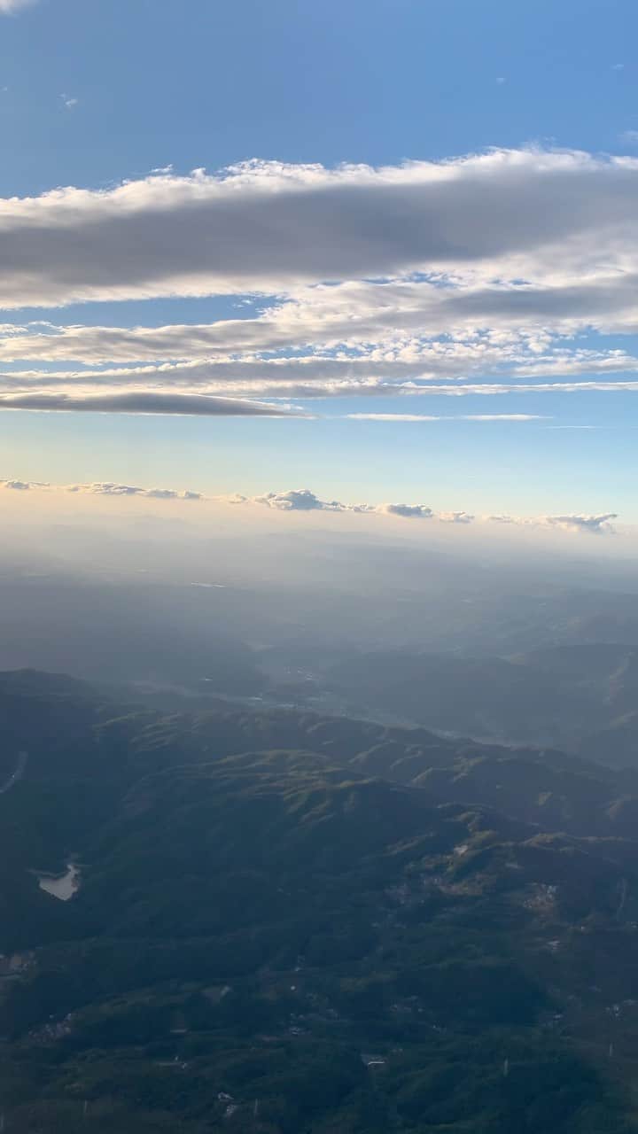 黒沢薫のインスタグラム：「広島へ。#ヒアナウ #instamovie #instaview #lovelife #airplane #windowview」