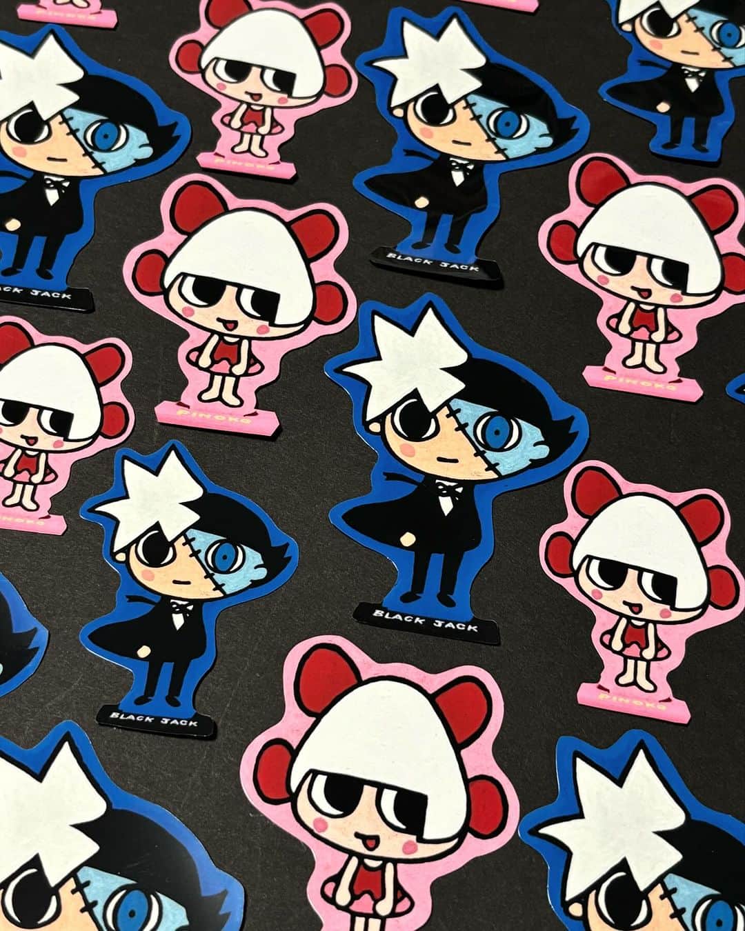 kerokerokingdxのインスタグラム：「お馴染みのステッカーも作ってますよ〜！ 元の画像がイラストではなく実際のモクスタの 写真なのでいつになく味わい深い感じになっています ブッダステッカーたくさん並べたら来迎図みたいになっちゃった… 来週の金曜日(一週間後！)から始まる ＃キチムシ で ゲットしてください〜！」