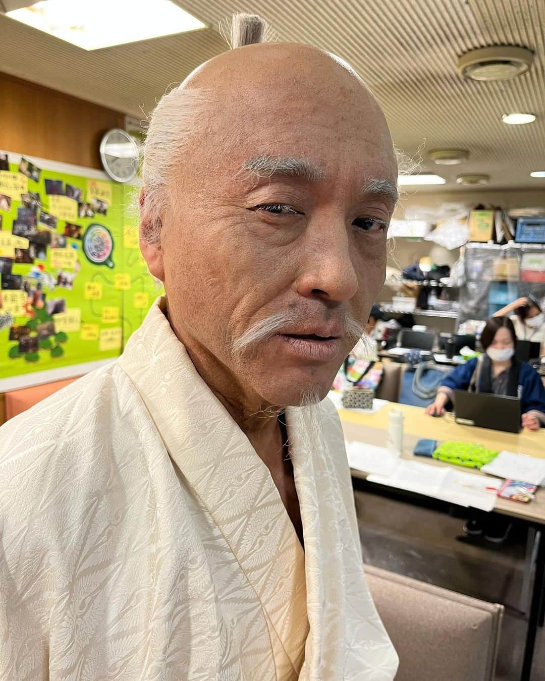 松本潤さんのインスタグラム写真 - (松本潤Instagram)「⁡ ⁡ 〜クランクアップ集〜 ⁡ 豊臣秀吉  ムロツヨシさん ⁡ 猿と呼ばれ下働きをしていた所から天下を獲るまでのぼり詰めた、まさに戦国を生きた男。 ムロくんと初めて芝居をしたのが秀吉で良かった。長い撮影の中で、役の上での関係性が変化していくのを含めてとても楽しかった。 後半の写真は昔ムロくんにある物をプレゼントをしたお返しにもらった、ジーンズ地でできた浴衣。 大河やってようやく着る機会ができました〜 ⁡ photo by Ieyasu & Staff ⁡ #どうする家康 #豊臣秀吉 #ムロ つよし #お疲れ様でしたー #ペアルックの浴衣 #茶々もきたぞー #北川景子 #松本潤 #またサウナいこうね」10月20日 19時36分 - jun.matsumoto_ieyasu