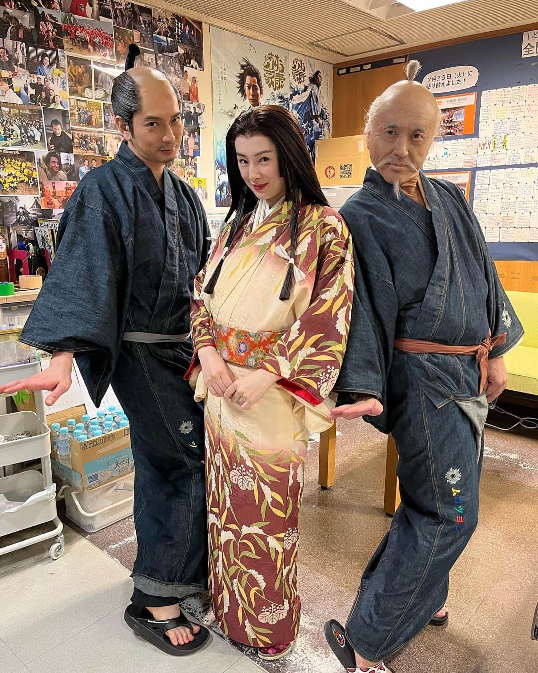 松本潤さんのインスタグラム写真 - (松本潤Instagram)「⁡ ⁡ 〜クランクアップ集〜 ⁡ 豊臣秀吉  ムロツヨシさん ⁡ 猿と呼ばれ下働きをしていた所から天下を獲るまでのぼり詰めた、まさに戦国を生きた男。 ムロくんと初めて芝居をしたのが秀吉で良かった。長い撮影の中で、役の上での関係性が変化していくのを含めてとても楽しかった。 後半の写真は昔ムロくんにある物をプレゼントをしたお返しにもらった、ジーンズ地でできた浴衣。 大河やってようやく着る機会ができました〜 ⁡ photo by Ieyasu & Staff ⁡ #どうする家康 #豊臣秀吉 #ムロ つよし #お疲れ様でしたー #ペアルックの浴衣 #茶々もきたぞー #北川景子 #松本潤 #またサウナいこうね」10月20日 19時36分 - jun.matsumoto_ieyasu