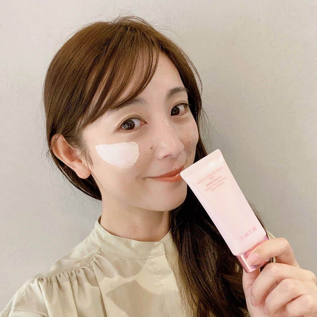 大谷朋子さんのインスタグラム写真 - (大谷朋子Instagram)「♡ * TIRTIRの人気商品 MASK FIT TONEUP ESSENCEより新商品の 「マスクフィットトーンアップクリーム ピンク」が 登場！！ * これ一本でカラーコントロールができるから、 すっぴん風メイクの時はこれのみ！ しっかりメイクの時は下地として使っています。 * ピンクとイエローがあって、私はピンク🩷 ピンクは、溶け込む保湿クリームにピンク色のパウダーが入っているから、血色感アップして、しっとりなめらかなつや肌に♡ * くすんだ顔色がお悩みの方におすすめの 万能トーンアップクリーム！ * * #PR #TIRTIR #トーンアップクリーム #化粧下地 #ファンデフリー  #カラーベース #ピンクトーンアップ #トーンアップ日焼け止め #ナチュラルメイク」10月20日 19時36分 - tomoko_ohtani