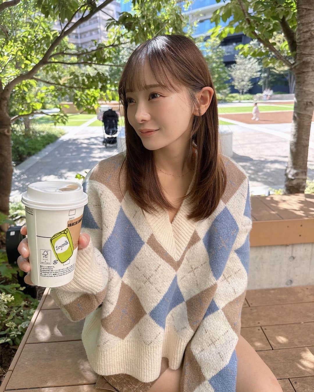 ななまるのインスタグラム：「お休みの日はソイラテ飲んでまったり☕️  着てるのはアーガイル柄 Vネック ニット！ 質感しっかりしていて温かい♡ 丈が短めなのでスタイル良く見える👀 （身長153cm フリーサイズ）  『ada9093b』ZOZOで簡単検索できるよ🔍 . . .  #ada.#エイダ#エイダコーデ#タイアップ#ZOZO#ZOZOTOWN#ZOZOTOWN購入品#ニット #アーガイルニット#Vネックニット」