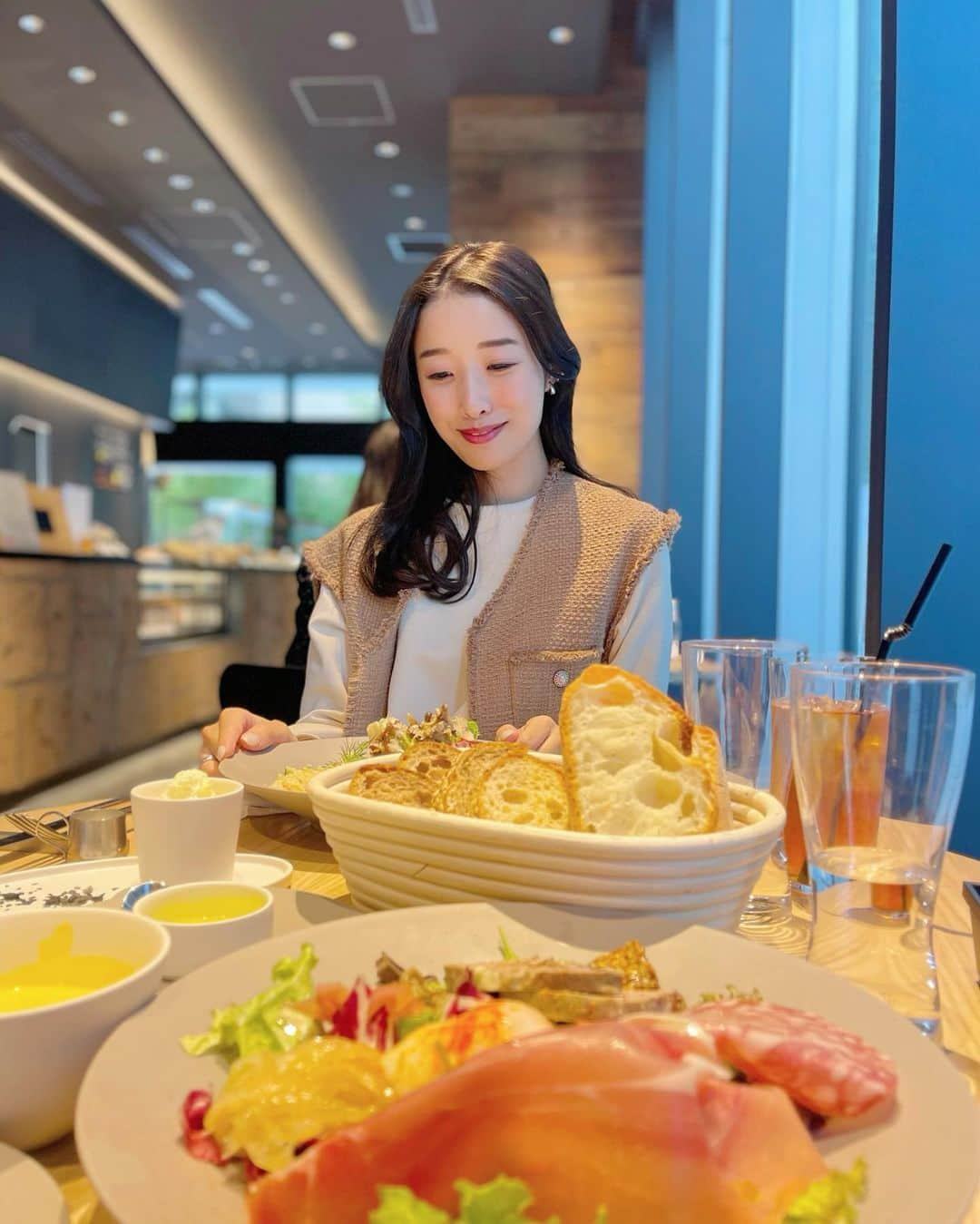 越馬千春さんのインスタグラム写真 - (越馬千春Instagram)「. 大好きな @point.et.ligne でパンランチ🍽️🤍🥗  先日 @dahliagsc で身体の脱毛してきました☺️ 秋冬は紫外線が強くないので脱毛に適した季節だそうです✨ 　　　  医療脱毛は効果が早く実感出来て嬉しいです✨ 毎月続けて脱毛してるので効果を感じてます❣️  色んな悩みを相談すると自分に合った施術も教えて頂けるので 是非行ってみて下さいね✨  @dahliagsc の先生含めスタッフの方々が大好きです🫶 予約の際に私の投稿見ました👀❤️ とお伝え頂くと、初診の方限定で 今なら施術1割引きになるそうです✨🙆‍♀️(全ての施術)  気になる方は是非HPをチェックしてみて下さい✨  #ダリア銀座スキンクリニック#美容皮膚科#医療脱毛 #ダリア銀座#ダリア美肌#スキンケア#八重洲ミッドタウン#ランチ#pointetligne#coordinate #コーディネート #コーデ #fashion #ootd #おでかけコーデ#ママコーデ#いつコ#ブルベ夏 #骨格ナチュラル #ソフトエレガント#onepieceholic」10月20日 19時39分 - chiharukoshiba