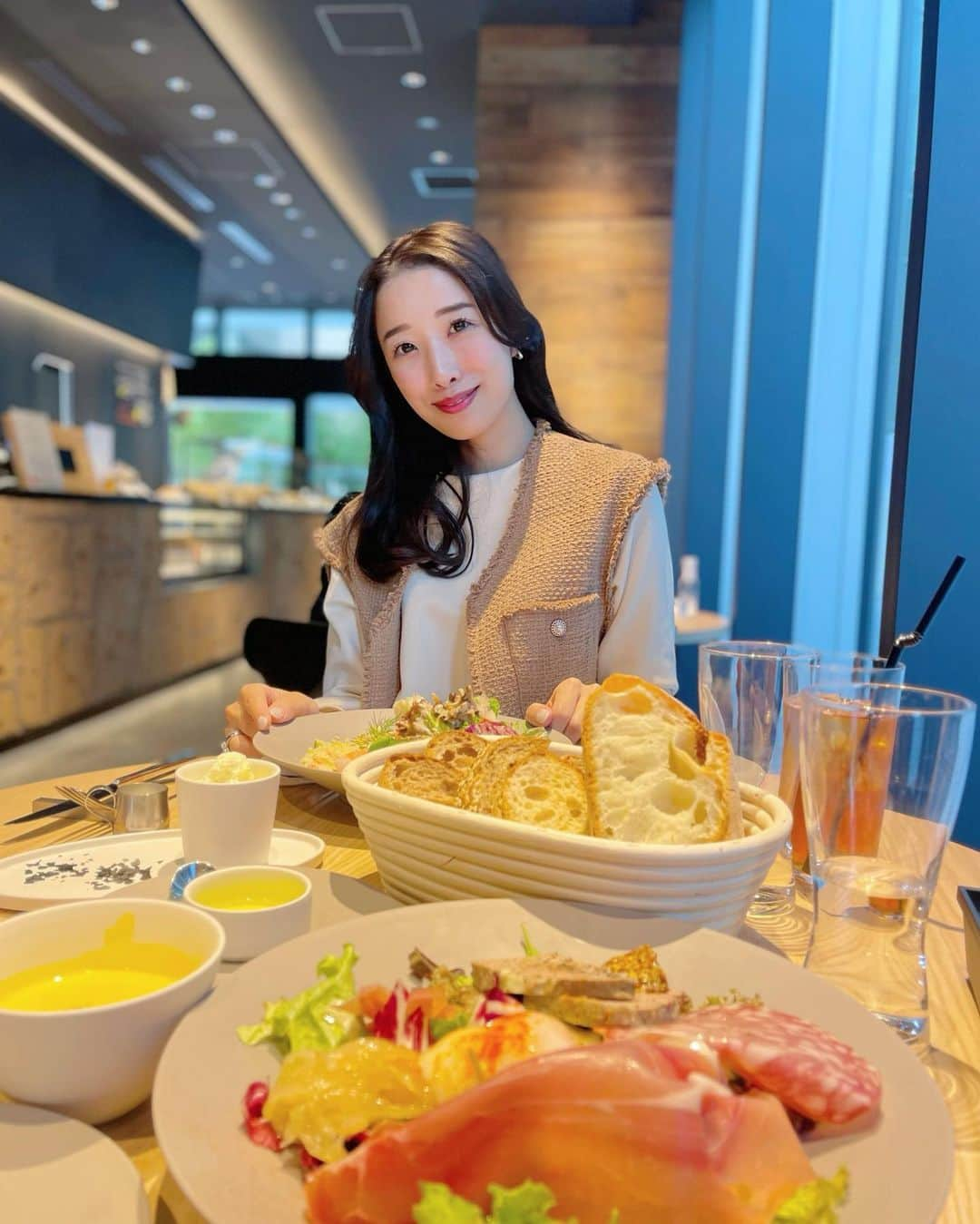 越馬千春さんのインスタグラム写真 - (越馬千春Instagram)「. 大好きな @point.et.ligne でパンランチ🍽️🤍🥗  先日 @dahliagsc で身体の脱毛してきました☺️ 秋冬は紫外線が強くないので脱毛に適した季節だそうです✨ 　　　  医療脱毛は効果が早く実感出来て嬉しいです✨ 毎月続けて脱毛してるので効果を感じてます❣️  色んな悩みを相談すると自分に合った施術も教えて頂けるので 是非行ってみて下さいね✨  @dahliagsc の先生含めスタッフの方々が大好きです🫶 予約の際に私の投稿見ました👀❤️ とお伝え頂くと、初診の方限定で 今なら施術1割引きになるそうです✨🙆‍♀️(全ての施術)  気になる方は是非HPをチェックしてみて下さい✨  #ダリア銀座スキンクリニック#美容皮膚科#医療脱毛 #ダリア銀座#ダリア美肌#スキンケア#八重洲ミッドタウン#ランチ#pointetligne#coordinate #コーディネート #コーデ #fashion #ootd #おでかけコーデ#ママコーデ#いつコ#ブルベ夏 #骨格ナチュラル #ソフトエレガント#onepieceholic」10月20日 19時39分 - chiharukoshiba