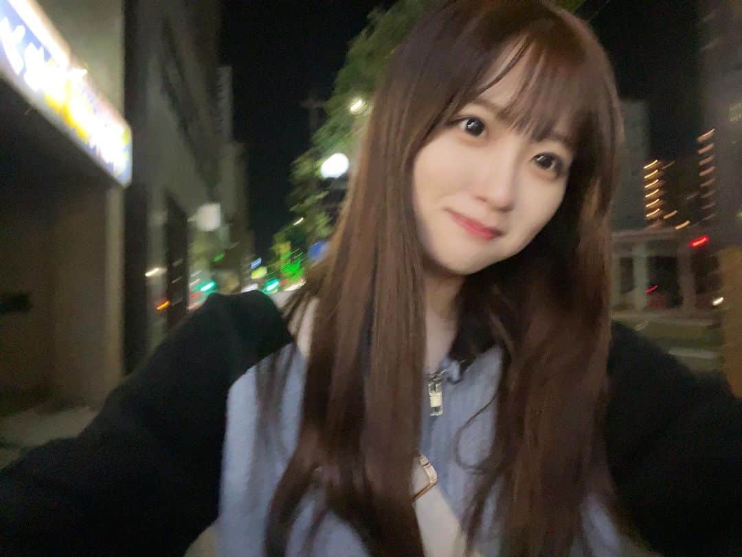 まあれのインスタグラム：「やっと寒くなってきたからうれしい💕 これくらいの気温の夜の風すき〜 ⁡ ⁡ ⁡ ⁡ ⁡ ⁡  #セルフィー  #fyp  #ニット」