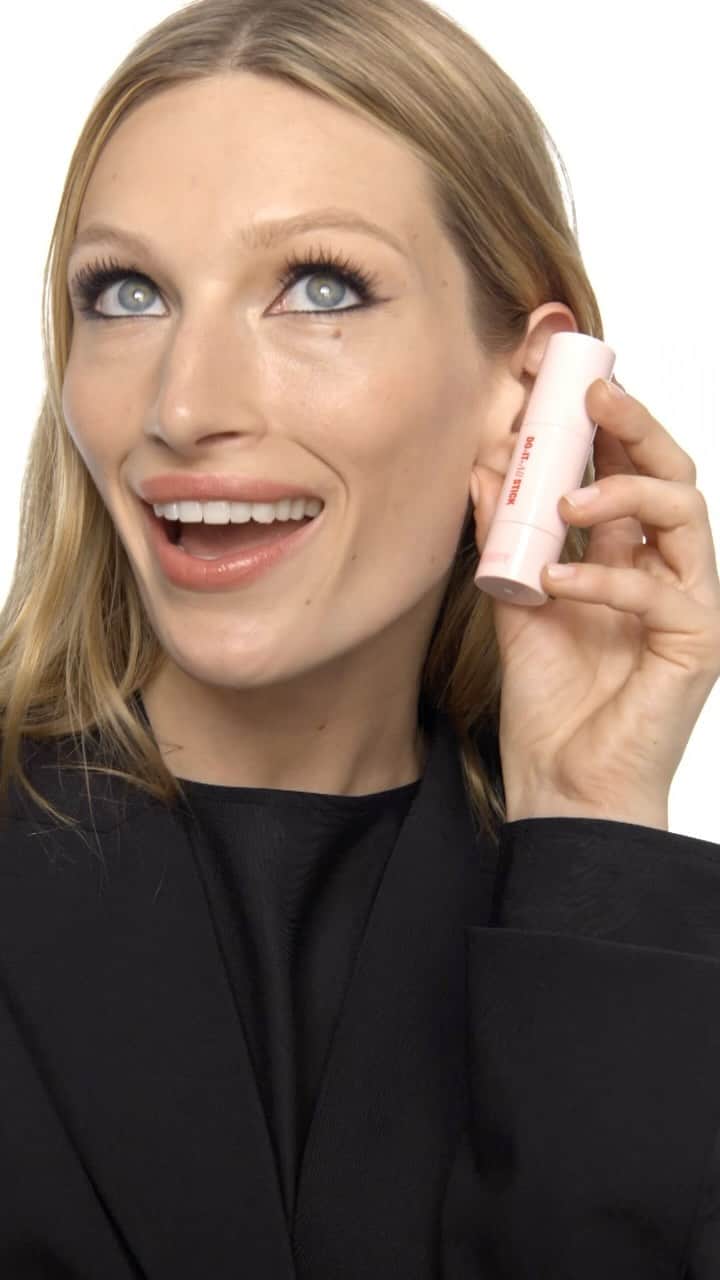 H&Mのインスタグラム：「Just calling to let you know we’ve released our brand new makeup range ☎️ #HMBeauty」