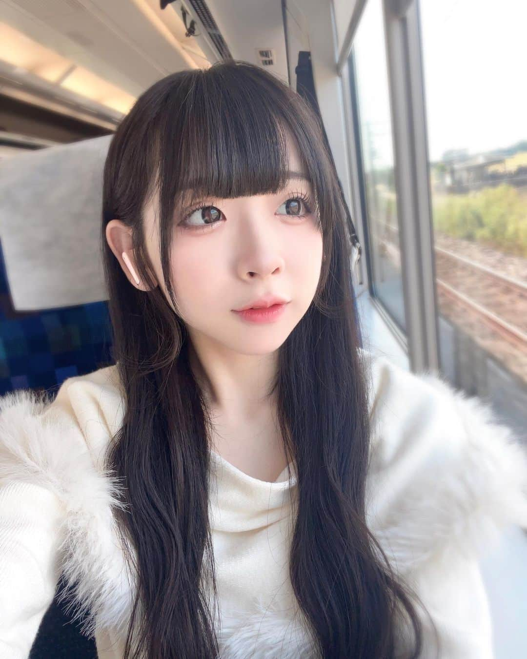 高咲陽菜のインスタグラム：「みんな電車でなに聴く❔🚃🎧 . . . . . ♡ ••┈┈┈┈┈┈┈┈•• ♡  #japanesegirl #girl #japaneseidol #idol #instagood #instalike #kawaii #cute #雰囲気好きな人いいね #黒髪#黒髪女子 #ヘアアレンジ #偶像 #アイドルヘアアレンジ #でんぱ組 #dempagumi #旅行コーデ」