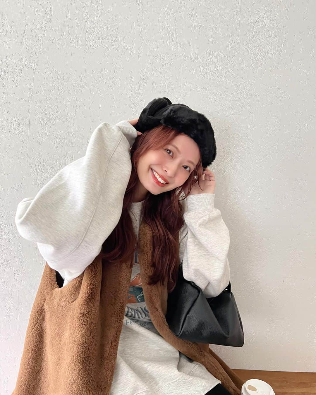 のインスタグラム：「𓂃𓈒𓏸︎︎︎︎ ❤︎ ⁡ ⁡ いつも撮影で可愛いお洋服を 沢山着させて貰ってるんだけど お洋服だけじゃなくて小物も可愛い🥹💓 ⁡ このフライトキャップもめちゃ可愛い♡ ⁡ ⁡ #撮影 #オフショット #discoat #PAL #スウェット #ベスト #フライトキャップ #帽子 #ボアベスト #ラフコーデ #秋コーデ #カジュアル #カジュアルコーデ #大人カジュアル」