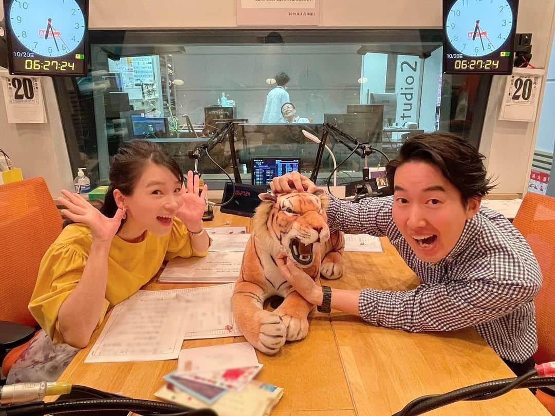 去来川奈央のインスタグラム：「. ただいまガッチさん実況中です！📻 信じてるよタイガース🐯🫶  今朝の六甲おろしも最高でした！ リスナーの皆さんも今日はたくさん 一緒に歌ってくださっていたそう🤭🎤🎵  #おはようパーソナリティ古川昌希です #おはパソ #ふるぽん #いさちゃん #古川昌希 #去来川奈央 #ABCラジオ」