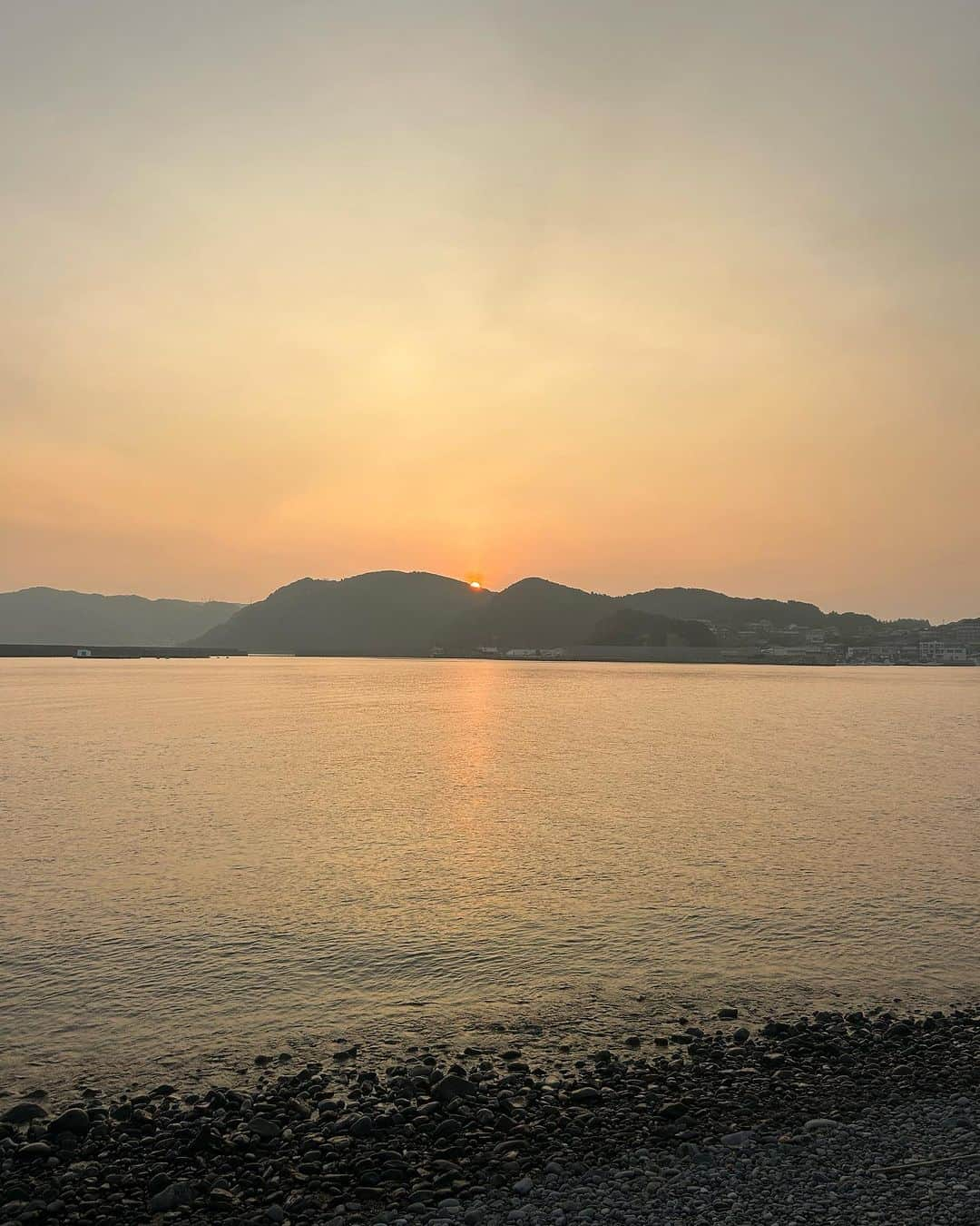 太田唯さんのインスタグラム写真 - (太田唯Instagram)「あげ忘れてた夏の思い出 🏝️ 人生2度目の無人島に滞在したときの。  今回は３泊4日、テント泊で乗り切りました〜 これからは特技に"自給自足" と書くことにします！！！  . #無人島 #無人島キャンプ #釣り #釣りガール #カサゴ大漁 #朝焼け #サバイバル #fishing」10月20日 19時44分 - yuiohta.official