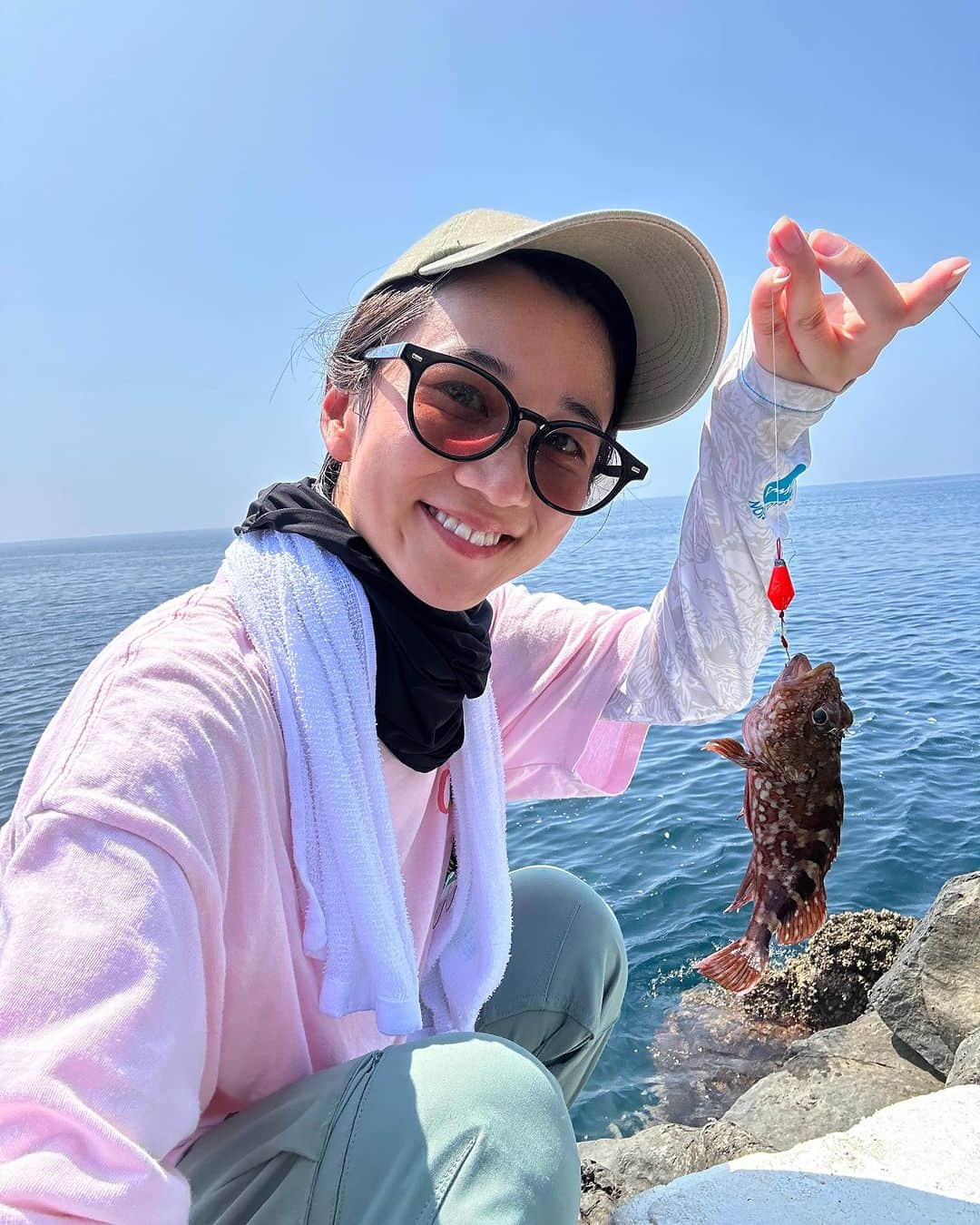 太田唯さんのインスタグラム写真 - (太田唯Instagram)「あげ忘れてた夏の思い出 🏝️ 人生2度目の無人島に滞在したときの。  今回は３泊4日、テント泊で乗り切りました〜 これからは特技に"自給自足" と書くことにします！！！  . #無人島 #無人島キャンプ #釣り #釣りガール #カサゴ大漁 #朝焼け #サバイバル #fishing」10月20日 19時44分 - yuiohta.official