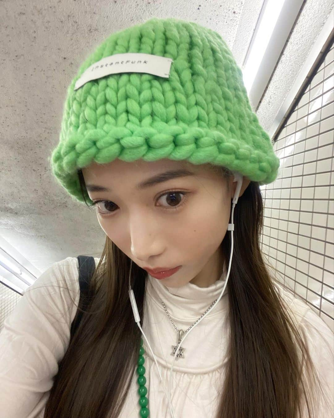 大野莉昂のインスタグラム：「きんようび❇️🐢🧤📗 ⁡ 💚Wool Knit Bucket Hat 20% off code →『 RIKO20OCT 』 ハイライトのリンクから飛べるよっ✔︎ ⁡ #musinsa_japan」