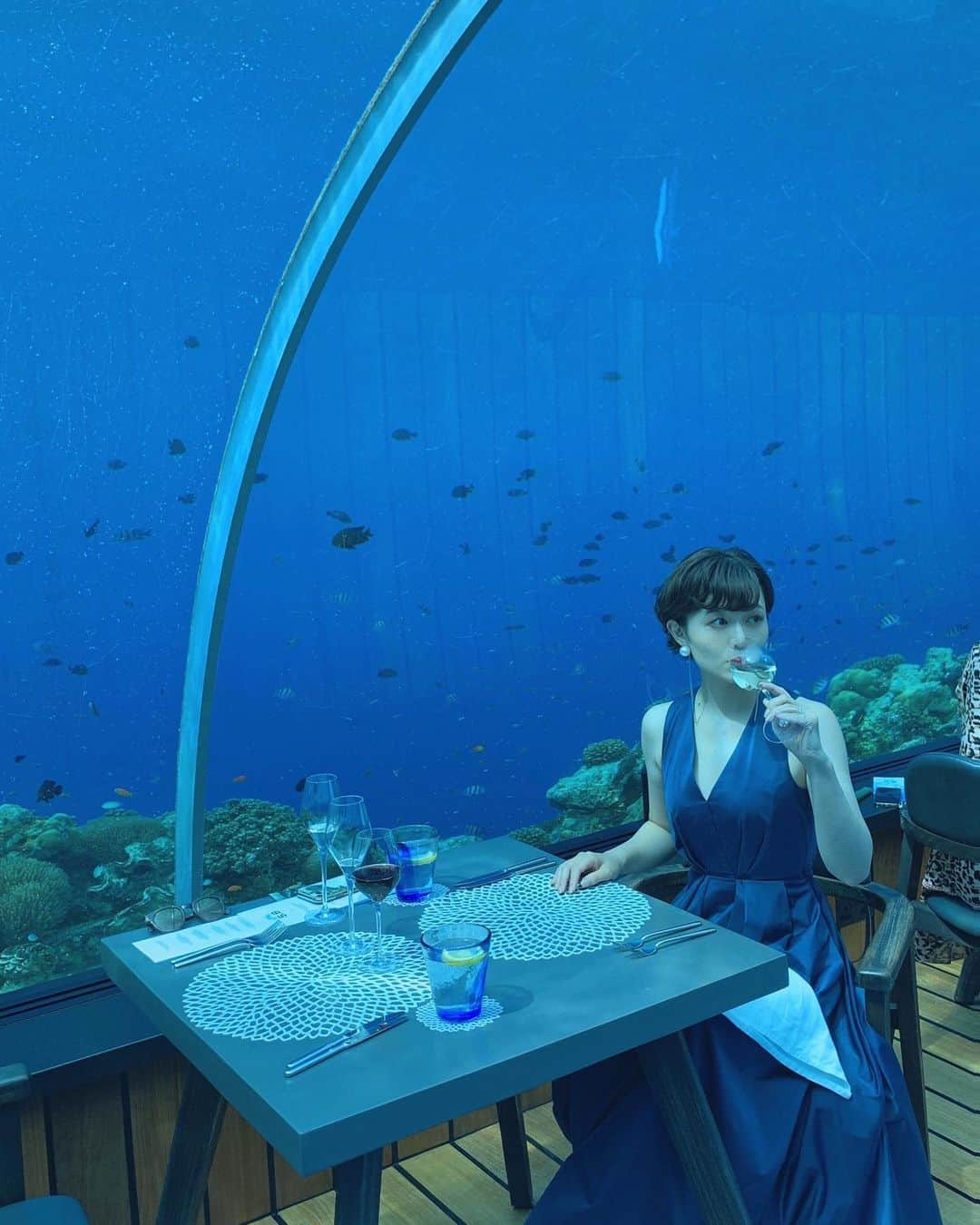 yukichi_yukiさんのインスタグラム写真 - (yukichi_yukiInstagram)「ここに来たくてモルディブに来ました🫶🏻 5.8 Undersea Restaurant🤍  一度は手放そうとしたけど致命的に汚れがあって でも自分で着るにはいいかなと思って持ってきたワンピ🤍  #hurawalhi #honeymoon」10月20日 19時47分 - yukichi_yuki