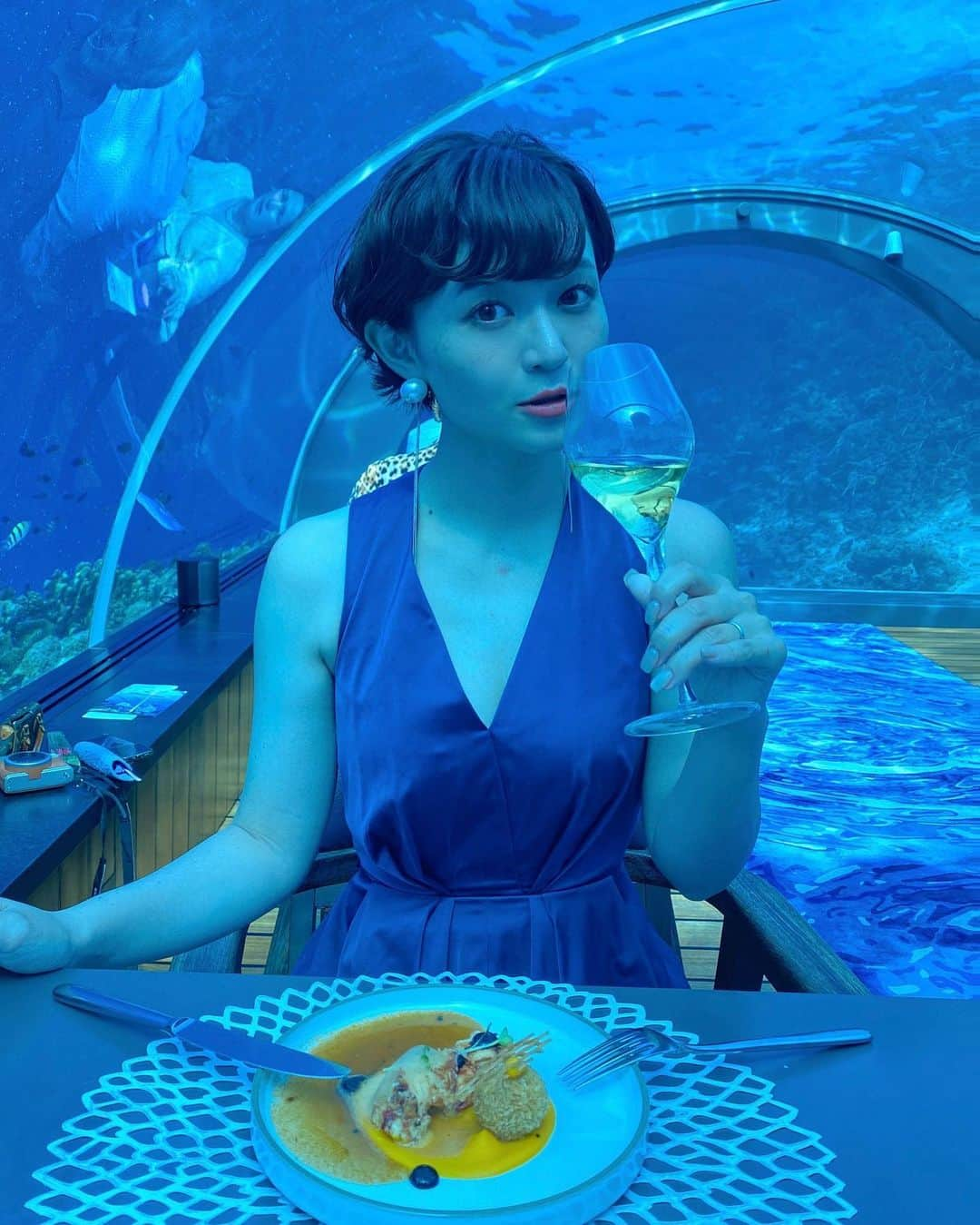 yukichi_yukiのインスタグラム：「ここに来たくてモルディブに来ました🫶🏻 5.8 Undersea Restaurant🤍  一度は手放そうとしたけど致命的に汚れがあって でも自分で着るにはいいかなと思って持ってきたワンピ🤍  #hurawalhi #honeymoon」