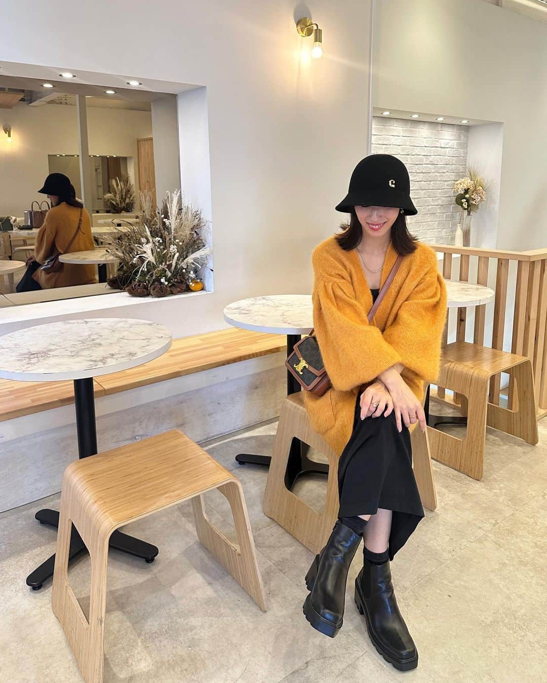 のインスタグラム：「.こないだの🎃🩷  質問いただいてたカーディガンは @coel.official のものです🙋✨ (ただ、2年前とかのなの🥺)  帽子は @ca4la_official  こうゆう形買ったの初めて🥺  ブーツは @vivian_collection_officia 結局厚底って歩きやすいよね🥺 しかもこのブーツ柔らかいから全然疲れない！  #coel#uniqlo#ca4la #celine#vivianコーデ #viviancollection�#vivianshoes」