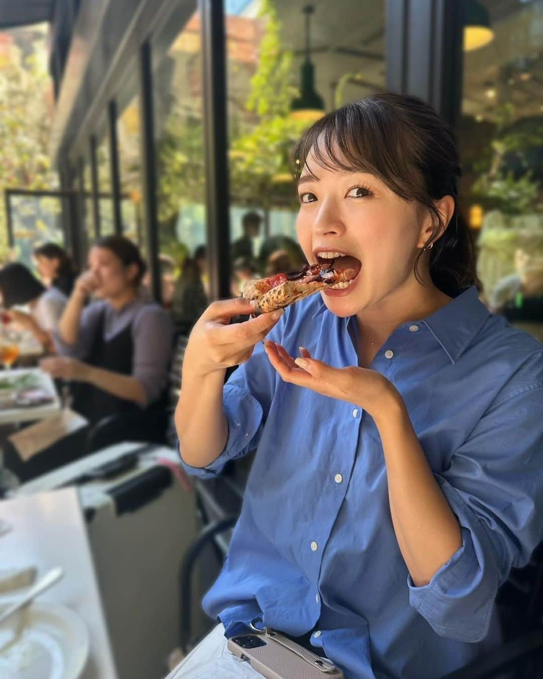 中谷萌のインスタグラム：「テラス席が気持ちいい季節🍕🌿☕️」