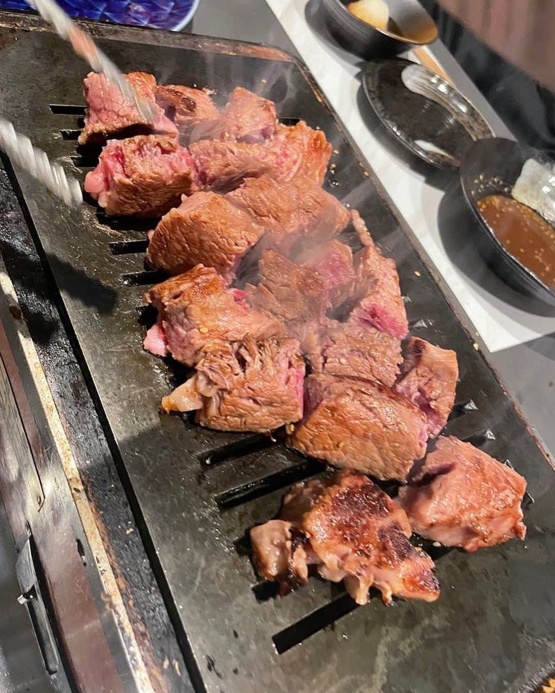 市川海老蔵 （11代目）さんのインスタグラム写真 - (市川海老蔵 （11代目）Instagram)「* Decided to stay in Osaka tonight. Had meat to get prepared for tomorrow’s two stages‼️  The person in charge of cooking the meat is going to quit this month I heard, he was in charge for a long time, so I am sad to hear…  大阪に泊まる事にしました。  肉食べて 明日の二回公演に 備えます‼️  この焼き手の方 今月お辞めになるそうで、 ずっと彼だったので、 寂しいっす、、  #市川團十郎白猿 #市川海老蔵 #海老蔵 #市川新之助 #成田屋 #歌舞伎 #歌舞伎座 #和 #舞台 #三千世界 #ABKAI #ABMORI #ebizoichikawa #ebizo #kabuki #thunderparty #theater #theaterarts #actor #kabukiactor #japan #classic #traditionaljapan #japaneseculture #japan_og_insta #performingarts」10月20日 19時59分 - ebizoichikawa.ebizoichikawa
