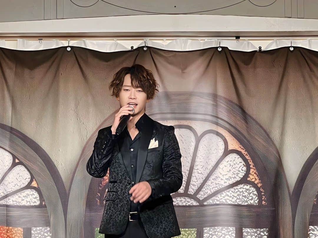 はやぶさのインスタグラム：「この髪型はパーマではなく、自分でコテで巻いて作っています。 そろそろパーマを当てようか悩み中・・・。 圧倒的にセットが楽です。 でもストレートでいたい日もあるじゃないですか？ うーん、当てるか、当てぬか・・・。  【EN】  This haircut is not permed, but is made by curling it with an iron by myself.  I am wondering if it is time to get a perm.... It is the easiest to set.  But there are days when you want to keep it straight, right? Hmmm, to perm or not to perm....  #はやぶさ #ヒカル #ヤマト #大滝ひかる #駿河ヤマト #イベント #一日一枚  #写真  #hayabusa #hikaru #yamato #event  #picstory  #picstagram #photooftheday  #photogram  #hayabusadiary  #はやぶさの日記  #fotohariini」
