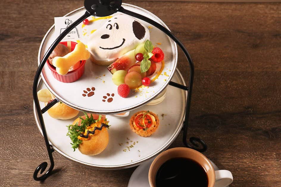 のインスタグラム：「coming soon... | 予約がおすすめ！  スヌーピーをモチーフにしたアフタヌーンセットがPEANUTS Cafe 博多に登場！ ⁡ スヌーピーのケーキや、スヌーピーが大好きな組み合わせのアイスクリーム、ピーナッツ・ギャングのランチではおなじみのピーナッツバターサンドなどのスイーツやお食事をご用意しました。 思わず写真を撮りたくなるような見た目もかわいいアフタヌーンセットをお楽しみください。  □“HAKATA”限定アフタヌーンセット お一人様　￥2,750(tax in) ※メニューカード付  当日利用も可能ですのでお気軽にお立ち寄りください。  ‐販売日 2023年10月23日(月) ※14:00～20:00限定 ※2前日予約可 ※当日利用も可  ‐販売店舗 PEANUTS Cafe 博多  詳しくは、@peanutscafe_tokyo トップのリンクより、HPにてご確認ください。」