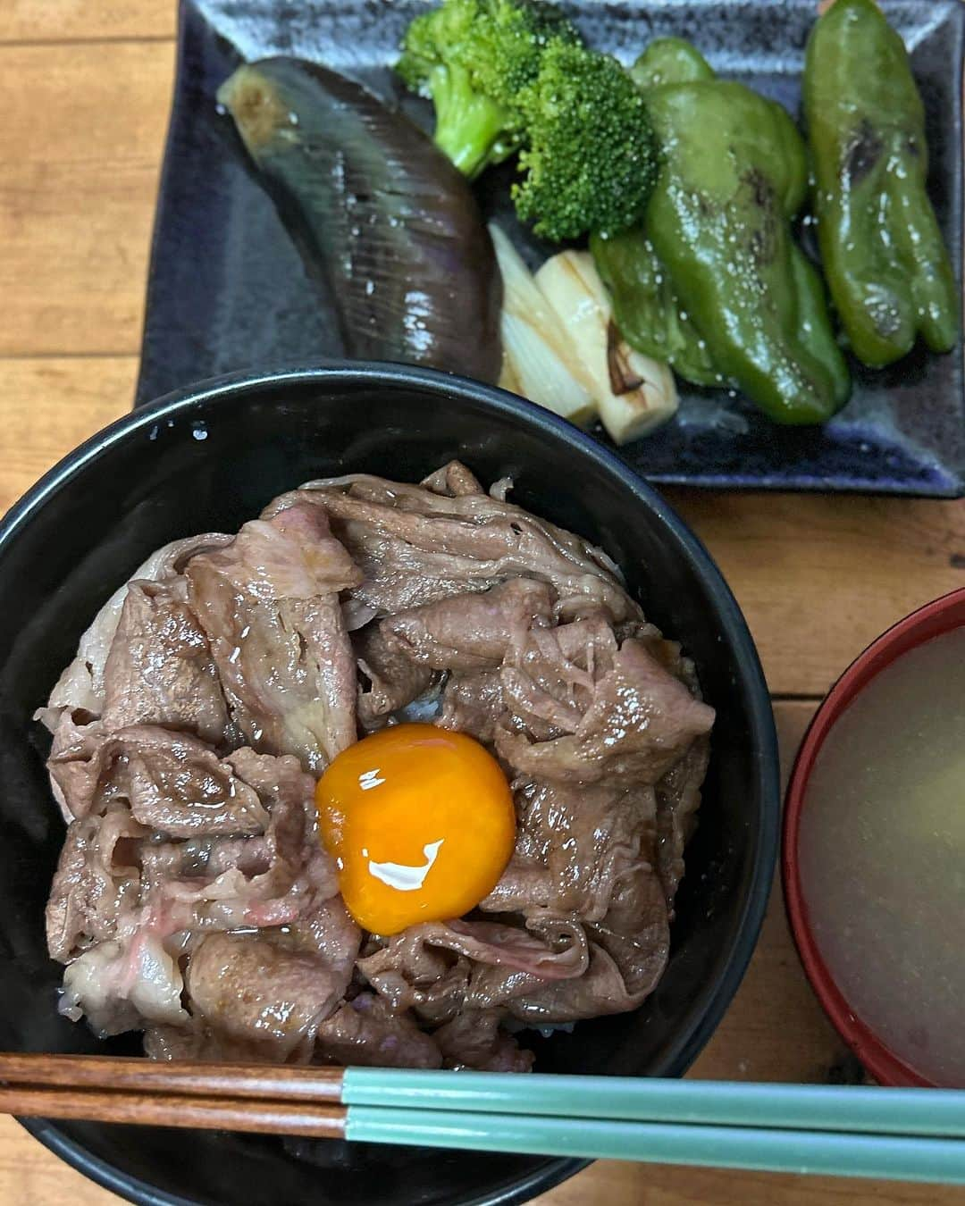 梅田啓介のインスタグラム：「黒毛和牛肩ロース半額サイコー  #おうち牛丼 #すき焼き丼 #野菜の焼き浸し  #なめこの味噌汁」