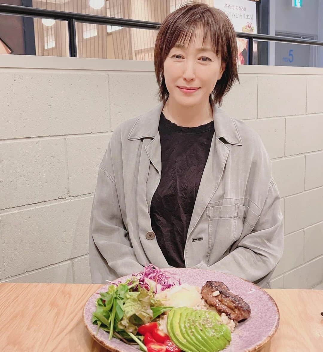 高島礼子のインスタグラム：「ロス在住の同級生が帰国 久しぶりのご飯🍚 オーガニックを勧められて 食べてみた❣️ 美味しい、ハマりそうです♪  #オーガニックレストラン  #同級生」