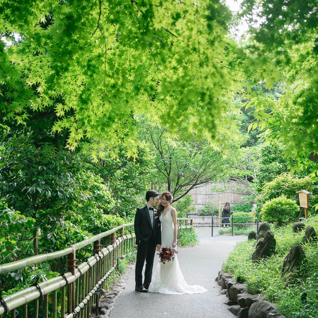 ホテル椿山荘東京ウエディングのインスタグラム：「❤  庭園🌲でゆったり過ごせるのも ホテル椿山荘東京の魅力♪ ……………………………………… ラグジュアリーなホテル空間の外は、 安らぎ、落ち着きを感じる緑あふれる庭園🌲  おふたりが歩んできた時間、 これからともに築く未来に思いを馳せながら、 ゆったりとしたひとときをお過ごしください✨✨  Dress @galleria_collection   TOKYO RESORT WEDDING 東京には、ひとを祝福する森がある。  ----------------------------------------------- @hotelchinzansotokyo_wedding のアカウントを タグづけ＆ #椿山荘花嫁 にてご投稿いただいた方より ステキなお写真✨をご紹介させていただきます。 皆さまのご投稿をお待ちしております ------------------------------------------------  #ホテル椿山荘東京ウエディング #ホテル椿山荘東京 #椿山荘結婚式 #東京リゾート #東京リゾートウエディング #tokyoresortwedding #東京花嫁 #関東花嫁 #花嫁ショット  #ウェディングレポ  #ホテルウエディング #結婚式準備  #結婚式場探し #式場見学  #卒花嫁 #2023花嫁 #大人花嫁  #椿山荘庭園  #ウエディングフォト #ウェディングフォト #プレフォト #前撮り #後撮り #フォトウェディング #結婚式前撮り  #ガーデン挙式 #ガーデンウェディング #ガーデンセレモニー #ナチュラルウェディング」