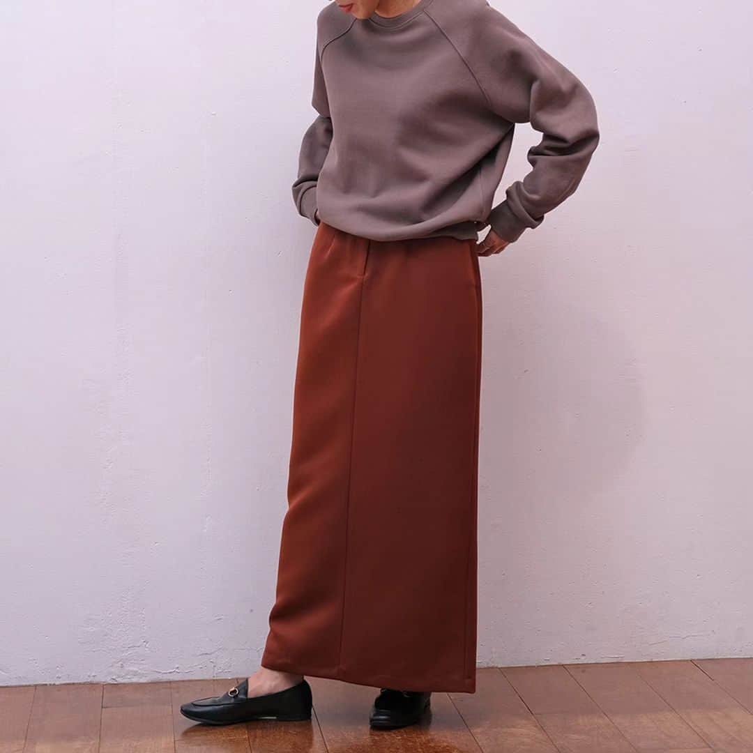 AKTEさんのインスタグラム写真 - (AKTEInstagram)「サテンIラインロングスカート キャラメル/ネイビー ¥15,400(tax in)  #akte #fashion #style #アクテ」10月20日 19時55分 - akte_official