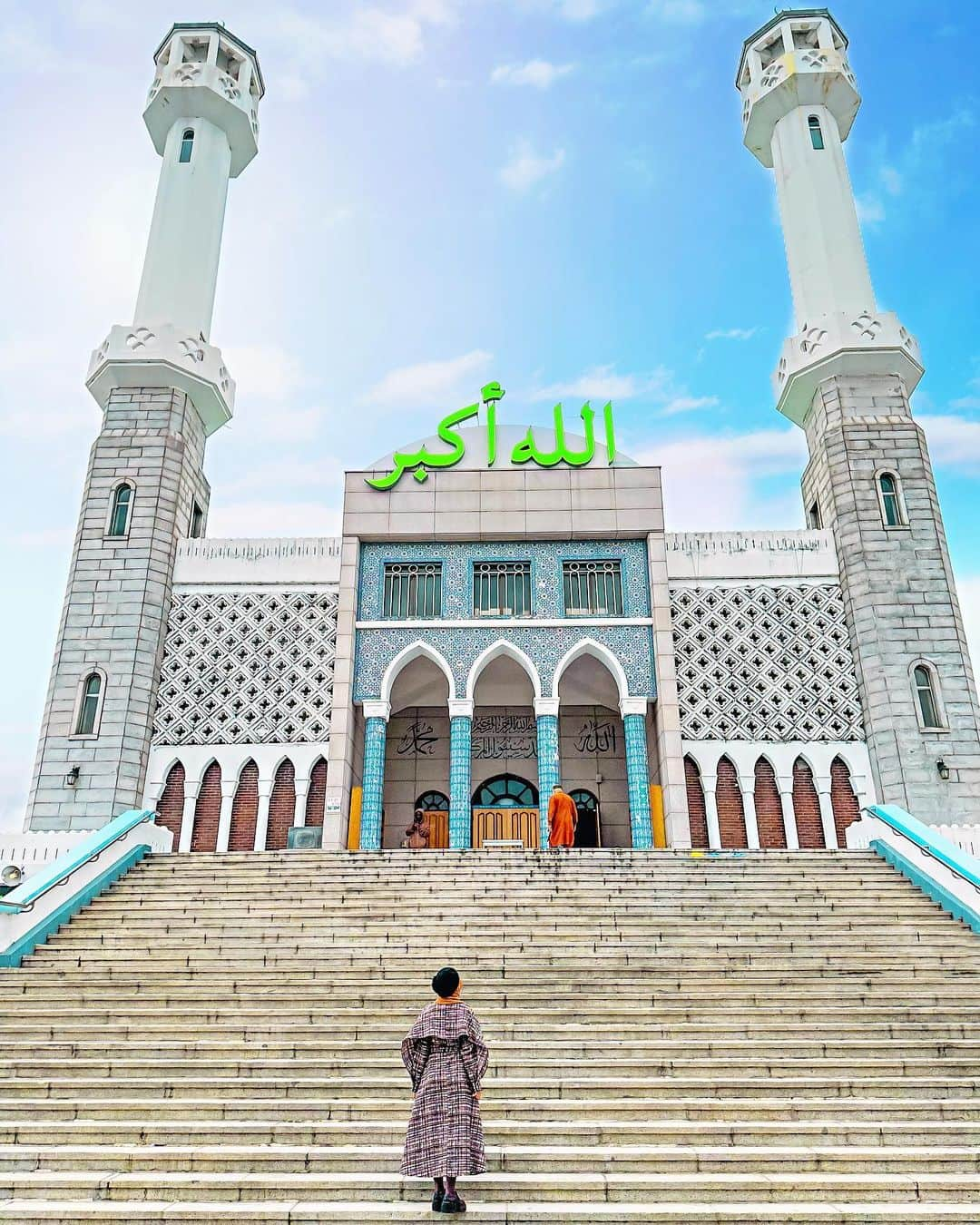 AMIのインスタグラム：「❁.*･ﾟ  人生初の韓国モスク🕌🇰🇷 モスクの建築って本当に美しい✨  去年にこのモスクをインスタで知ってから絶対行きたいって思ってたのがまさか急に行ける事になり、しかも世界中のモスクに良く行く人と行けるなんて思わなかった🥹  世界中のモスクを巡りたいという夢 日本とインドネシア以外に韓国が達成！ ここまで来れた事はAllahが導いてくれたお陰で行けたんだなって改めて実感♥️感動した旅だった🥹  感謝の気持ちでいっぱいです！ モスク好きな人、韓国にもあるのでぜひ行ってみてね🎵  ここで祈ってた事が叶いますように🤲  📍Seoul Central Mosque Itaewon ソウルモスク #梨泰院 #seoulcentralmosque  🧕女性の礼拝場所は 1F 👳‍♀️男性は2F ⚠️露出のある服装はNG❌女性はロングスカート、長袖でお願いします 男性も短パンは控えるよう、ズボン半袖はOK     Ya Allah terima kasih engkau izinkan aku meninggalkan jejak kaki ku di rumah mu di Seoul mesjid ini. Dan terima kasih engkau berikan aku hadiah kebahagian walaupun belum pasti,tapi nyata aku bahagia di hari itu. Tampa ku sangka dengan izin mu kau undang kami datang  Undang kami lagi untuk bisa datang ke rumah mu selanjutnya,aamin🤲 Dan terima kasih juga sebagian dari doa ku engkau jabah ya Allah,Alhamdulillah.     *☼*―――――*☼*―――――*☼*―――――*☼*――――― #ソウル旅行 #韓国旅行 #モスク巡り #海外旅行大好き #タビジョ #旅したくなるフォト #イスラム建築 #モスク好き #ムスリム #フォトジェニックスポット #インスタ映えスポット #おすすめスポット #ソウル旅 #写真好きな人 #おしゃれさんとつながりたい #旅行好きな人 #大人旅 #genic_cafe #seoultrip #mosque🕌 #tabijyomap_korea #tabijyo #mesjidkorea #korea🇰🇷 #jalanjalankekorea #tabiness #retrip #retrip_news」