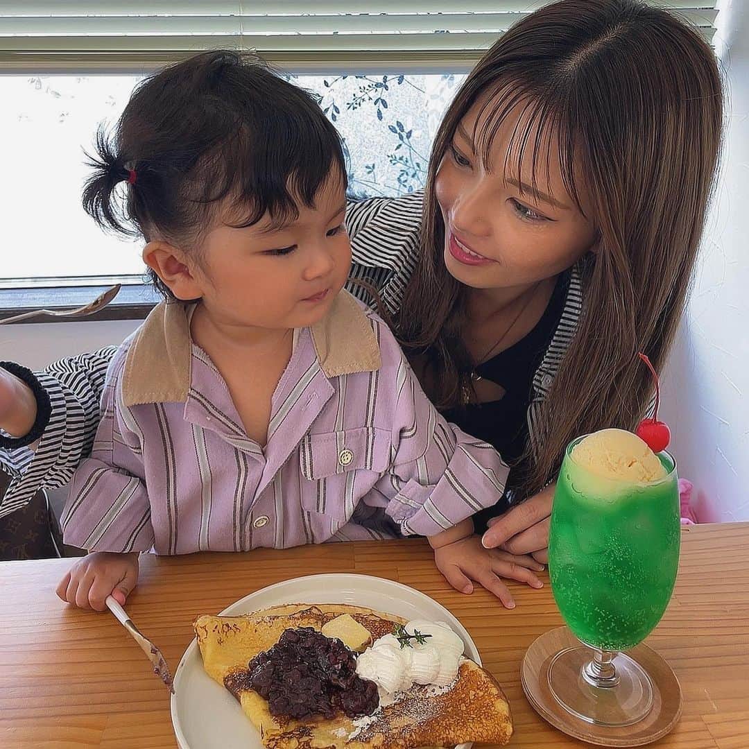 ちひろさんのインスタグラム写真 - (ちひろInstagram)「.  🐯🐯🐯🐯🐯  ずーーっと行ってみたかったとらや🙃  いつも行こうとすると定休日だったり…タイミングが合わず😭 で、やっとこ行けた✌️✨  美味しそうで食べたいのたくさんで迷いに迷って最近自分の中のブーム、あんバター🧈を😍  クレープ生地もちもち🍡  クリームソーダ🍈🍨も可愛くて映た😎  美味しかった😋  次は何食べようかな～！  #とらや #お菓子 #とらや菓子店 #デザート #スイーツ #sweets #和菓子 #大判焼き #甘党 #甘いもの好き #甘いもの好きな人と繋がりたい #カフェ #オシャレ #オシャレさんと繋がりたい #クレープ #あんバター # メロンソーダ #クリームソーダ」10月20日 19時57分 - chihiro_grm
