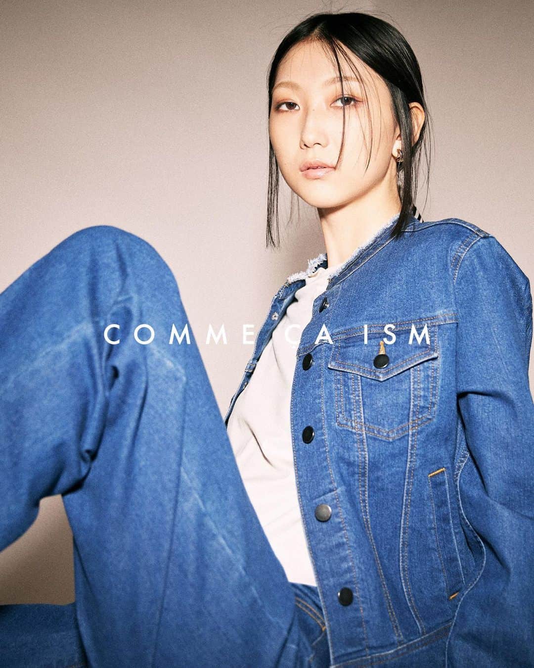 COMME CA ISMさんのインスタグラム写真 - (COMME CA ISMInstagram)「… バンドカラーデニムブルゾン 品番12-21BE06(9,800円)  デニムカービーパンツ 品番 38-52PE57(8,900円)  綿素材をベースにリサイクルポリエステルを使用した しなやかなストレッチデニム ブルゾンは襟端を断ち切りにしてラフな印象に パンツはワイドシルエットで脚のシルエットを 大きくカーブさせた新しい形 裾にもダーツをとり立体的に仕上げています  #commecaism #コムサイズム #ファッション #ファッションコーデ #レディースコーデ #デニムコーデ #デニム #レディースデニム   @commecaism_official」10月20日 19時57分 - commecaism_official