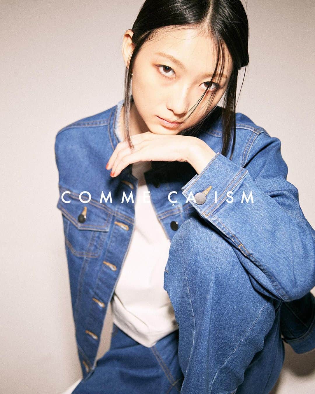 COMME CA ISMさんのインスタグラム写真 - (COMME CA ISMInstagram)「… バンドカラーデニムブルゾン 品番12-21BE06(9,800円)  デニムカービーパンツ 品番 38-52PE57(8,900円)  綿素材をベースにリサイクルポリエステルを使用した しなやかなストレッチデニム ブルゾンは襟端を断ち切りにしてラフな印象に パンツはワイドシルエットで脚のシルエットを 大きくカーブさせた新しい形 裾にもダーツをとり立体的に仕上げています  #commecaism #コムサイズム #ファッション #ファッションコーデ #レディースコーデ #デニムコーデ #デニム #レディースデニム   @commecaism_official」10月20日 19時57分 - commecaism_official