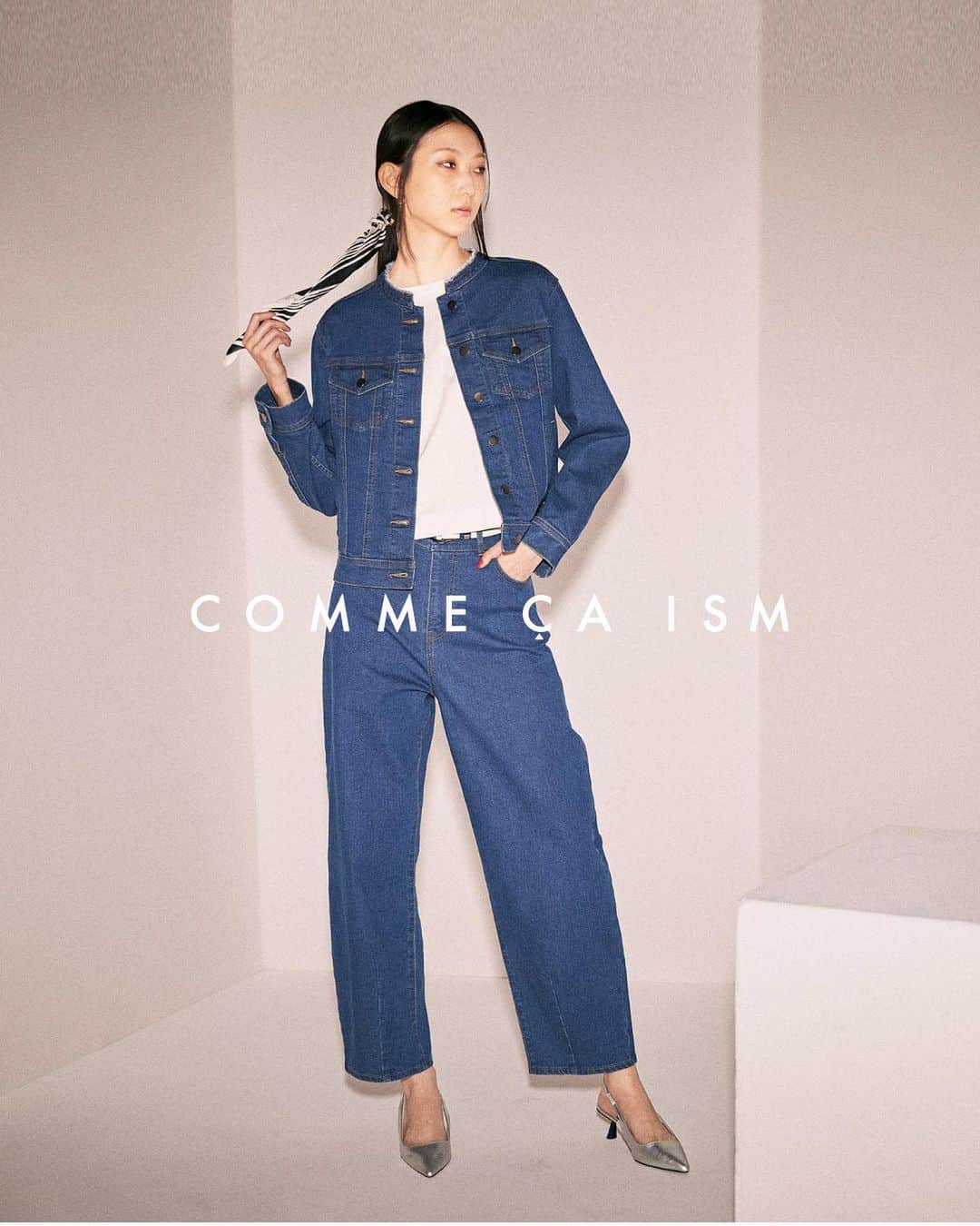COMME CA ISMのインスタグラム：「… バンドカラーデニムブルゾン 品番12-21BE06(9,800円)  デニムカービーパンツ 品番 38-52PE57(8,900円)  綿素材をベースにリサイクルポリエステルを使用した しなやかなストレッチデニム ブルゾンは襟端を断ち切りにしてラフな印象に パンツはワイドシルエットで脚のシルエットを 大きくカーブさせた新しい形 裾にもダーツをとり立体的に仕上げています  #commecaism #コムサイズム #ファッション #ファッションコーデ #レディースコーデ #デニムコーデ #デニム #レディースデニム   @commecaism_official」