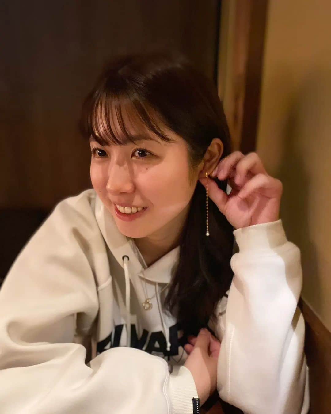 小谷津友里のインスタグラム：「ゆらゆら揺れてかわいいピアス！  いつもネックレスやリングを愛用してるh..のもの！ h..１周年おめでとうございます♡🎁  今年ピアス開けてから (遅 お洒落の幅が広がって楽しい☺️  @h_jewelry_official  #PR #ピアス  #hjewelry #jewelry #ジュエリー #アクセサリー #accessory #シルバーアクセサリー #ゴールドアクセサリー」