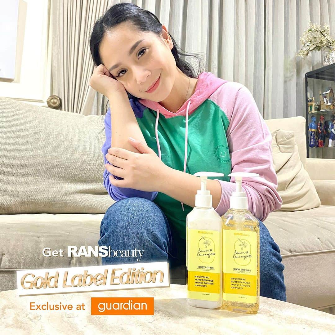 Raffi Ahmadさんのインスタグラム写真 - (Raffi AhmadInstagram)「Guuyss pernah gak sih kamu ngeliat sesuatu yang berbeda di packaging RANS Beauty??  Kalau iya, artinya kamu sudah menemukan RANS Beauty Gold & Silver Edition!✨  Tapi tenang ajaa, manfaatnya tetep sama kokk!  Bisa bikin kulit tubuh kamu sehat & glowing dengan aromaterapi yang relaxing bangeett, kesukaan aku deh pokoknyaa!❤️  Buat kamu yang penasaran mau coba RANS Beauty Gold & Silver Edition, cuuss langsung belanja di Guardian @guardian_id seluruh Indonesia yaa!  #guardian #bodylotion #bodycareproducts #nagitaslavina」10月20日 19時58分 - raffinagita1717