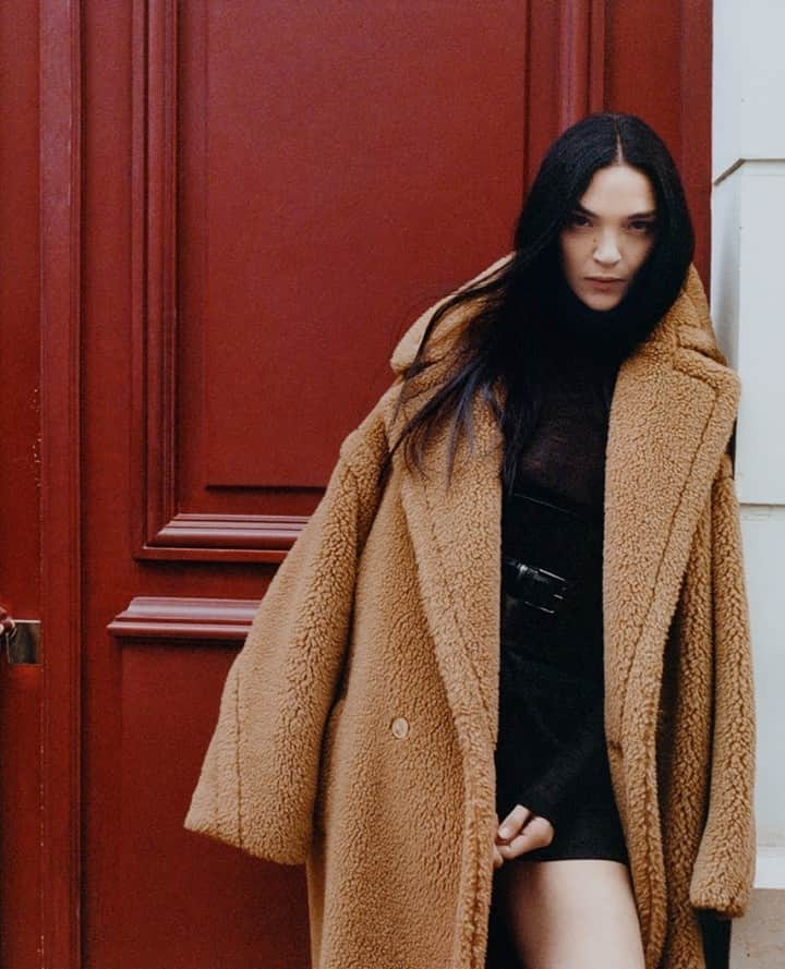 マックスマーラのインスタグラム：「Known for it's abundant volume and exquisite fabric, the #MaxMaraTeddyBear celebrates 10 years! Discover the new campaign dedicated to the Icon coat, featuring Mariacarla Boscono. Check out more at the link in bio. #MaxMara #MaxMaraTeddyTen」