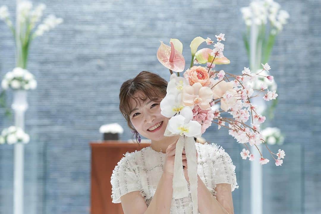 のインスタグラム：「・ 背景には滝が流れる透明感溢れるチャペルで にっこりスナップ撮影🫶🏻🌸🤍  --------------------------  ◆フェアのご予約・各種お問い合わせは こちらから👉🏻@kotowakyotoyasaka  #KOTOWA京都八坂 #祇園 #京都結婚式場 #大聖堂  #花嫁#プレ花嫁#卒花 #京都観光  #結婚式#結婚式場#披露宴#チャペル #京都結婚式#京都花嫁#東山#和婚 #ウエディングドレス  #挙式 #挙式ヘア #挙式レポ  #ブライダルフェア#ウエディング#ハーフツイン  #カラードレス #披露宴 #披露宴演出  #ファーストミート#笑顔 #ブーケ #ウエディングブーケ」