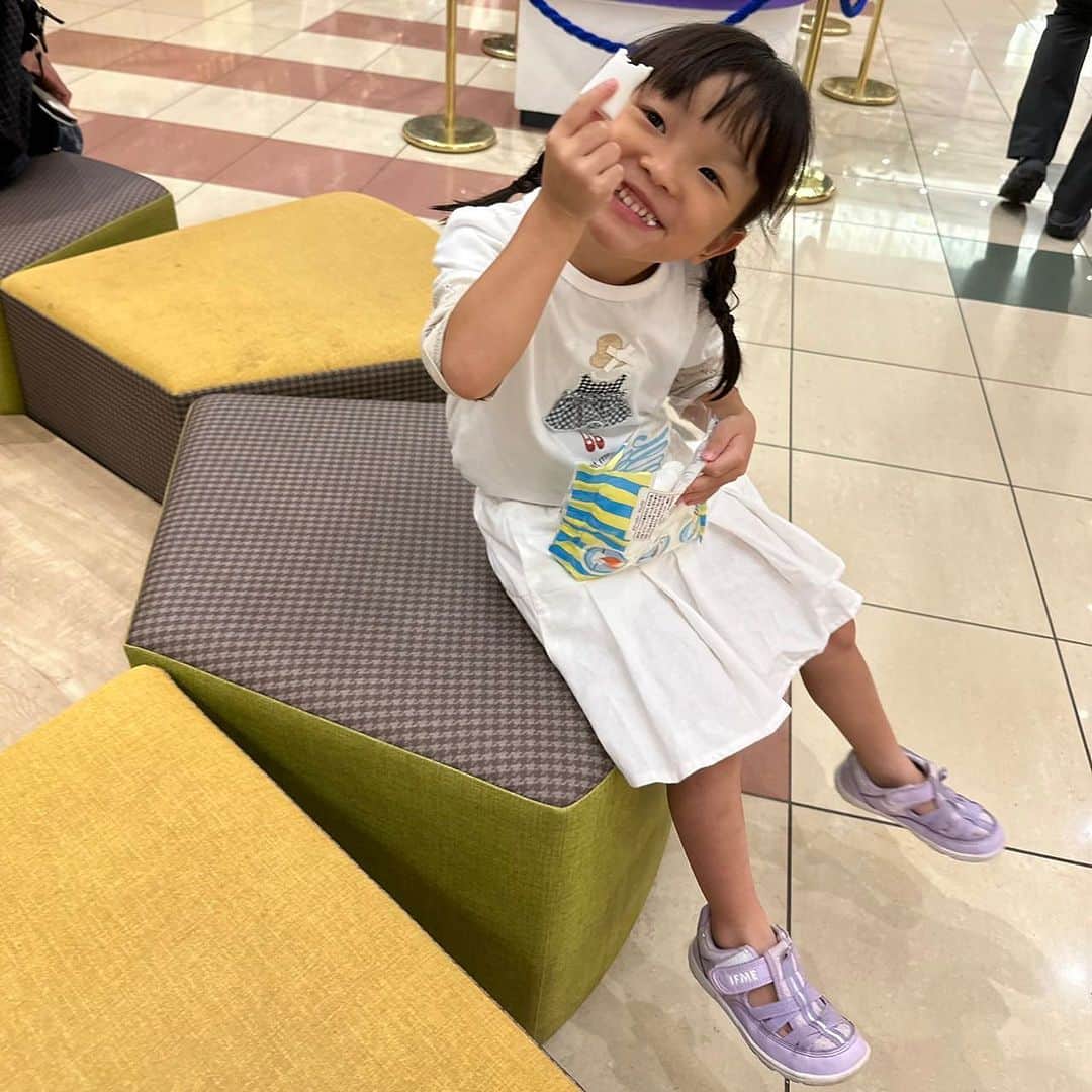 村方乃々佳さんのインスタグラム写真 - (村方乃々佳Instagram)「「マシュマロ食べてまってるの🎶」😋 ショッピングモールでじいじばあば ...