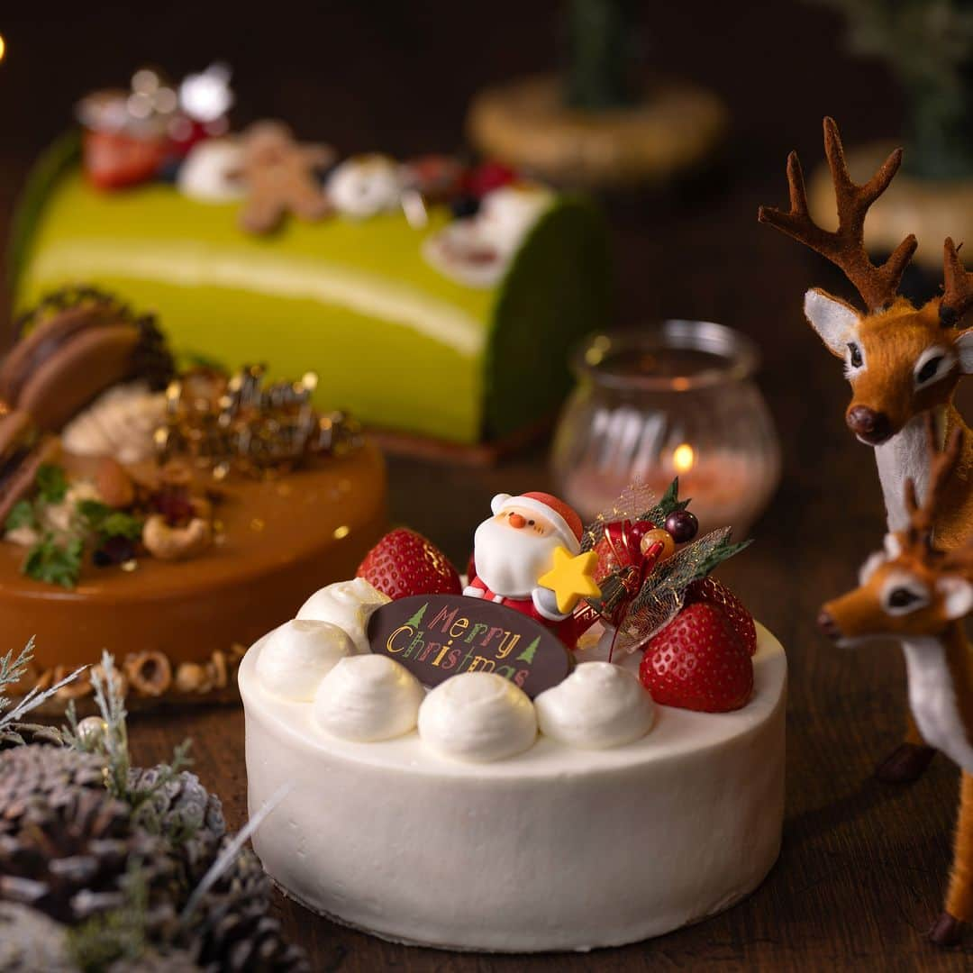 ANA CROWNE PLAZA TOYAMAのインスタグラム：「. クリスマスケーキ2023 《ご予約受付開始》  ANAクラウンプラザホテル富山では、本日よりクリスマスケーキのご予約受付を開始いたしました！ 聖なる夜を華やかにお過ごしいただきたいと、パティシエが心を込めてお作りするホテル特製オリジナルケーキです✨  🎄「クリスマスデコレーションケーキ」 ふんわり口当たりのよいスポンジに、上品な甘さの生クリームと甘酸っぱい苺をデコレーション。定番人気のクリスマスケーキです。  🎄「ムース・オ・キャラメルポム」《30個限定》 ヘーゼルナッツを加えたフィナンシェの上には、キャラメルムースの中にアクセントにビネガーを加えたりんごジュレと、ミルクチョコのムースを包みました。 プラリネ風味のガナッシュをサンドしたマカロンと、シナモンのクランブルで飾りつけた、ナッツとキャラメルの香り高い濃厚なムースケーキに仕上げました。 クリスマスムードをより一層盛り上げてくれる一品です。  🎄「ノエルピスターシュ」《30個限定》 ピスタチオムースに、赤ワインとキルシュをアクセントにしたグリオットのコンポートのベリージュレ、香り高いトンカ豆のムース、ダックワーズ生地を優しく包み込みました。 一番下はサクサク感が楽しめるシュトロイゼル生地に甘酸っぱいフランボワーズのジャムをピスタチオのビスキュイでサンドしました。 大人の方はもちろん、お子様も楽しめるクリスマスケーキです  そのほか、「ローストチキン」や「とやま和牛酒粕育ち もも肉のローストビーフ」もご用意しております！  ▶ご予約＆詳細情報は、 （@ana_crowne_plaza_toyama）内に記載のリンク➡「クリスマスケーキ2023」よりお進みください！ オンライン予約も受付中です！  お電話でのお問い合わせは、 TEL.0570-04-1080（ナビダイヤル③ ⇒ ②）にて承ります。 . #anaクラウンプラザホテル富山 #anacrowneplazatoyama #カフェインザパーク #クリスマス #クリスマスケーキ #ホテルメイド #パティシエ特製 #happychristmas」