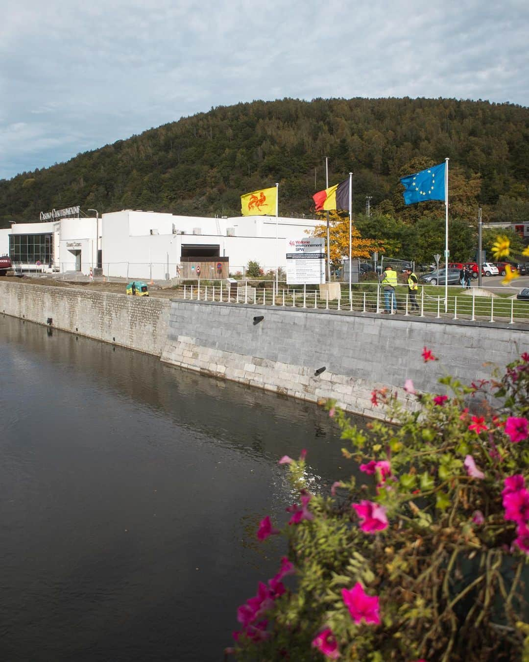 エリオ・ディルポさんのインスタグラム写真 - (エリオ・ディルポInstagram)「Hier à Chaudfontaine, nous avons visité un chantier de reconstruction des berges qui arrive à son terme. C'est le point de départ d'une série de projets ambitieux visant à renforcer la résilience de la Wallonie face aux futures catastrophes climatiques. 🌍  Nous avons investi plus de 450 millions d'euros dans le Plan de Relance pour la reconstruction des berges. C’est une étape cruciale de notre vision à long terme pour la région. 🤝  Les travaux urgents de sécurisation, de nettoyage et de curage des berges étant terminés, nous entamons désormais une nouvelle phase comprenant une cinquantaine de projets de reconstruction. Cette phase vise à mettre en place des aménagements durables et à réduire les risques dans la vallée et à protéger la population riveraine des risques d’inondations, de plus en plus fréquentes en raison des dérèglements climatiques. 🌊🌍 #wallonierelance #wallonie #chaudfontaine」10月20日 20時00分 - eliodirupo