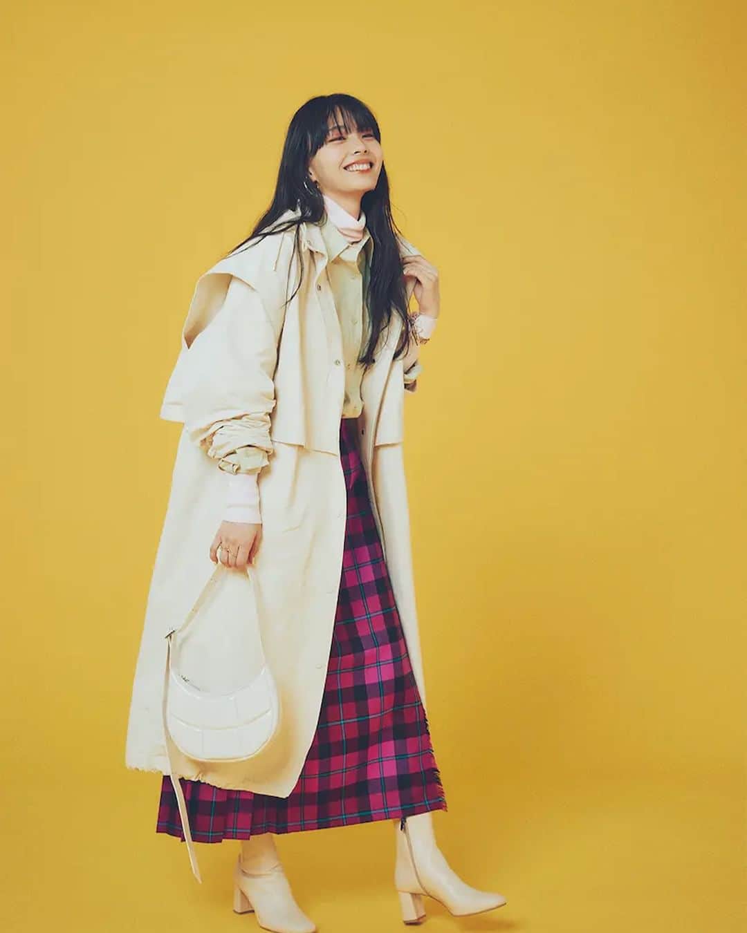 のインスタグラム：「【人気スタイリストがイチ押し！】 TODAYFUL（トゥデイフル）アウター4選✨  「シンプルで大人っぽくて、なんだか素敵！」。おしゃれ感度の高い女子から絶大な支持を得ている『TODAYFUL』は、この秋もやっぱり魅力いっぱいで、特に展示会で注目を集めていたのが、ばさっとラフにはおるだけで決まるアウターたち。MOREの人気スタイリスト辻村さんが「買って正解！」と太鼓判を押すのがこの４着！  ※掲載商品については変更等の可能性があります。メーカーHP等で最新情報をご確認ください。  #MORE #moremagjp #川口ゆりな #kawaguchiyurina #YURINA #TODAYFUL #lifes #トレンドファッション #トレンドコーデ #コートコーデ #モッズコート #ロングコート #トレンチコート #ジャケットコーデ #ステンカラーコート #大人カジュアル #大人カジュアルコーデ #リラックスコーデ #デートコーデ #デート服 #秋コーデ #秋服 #秋服コーデ」