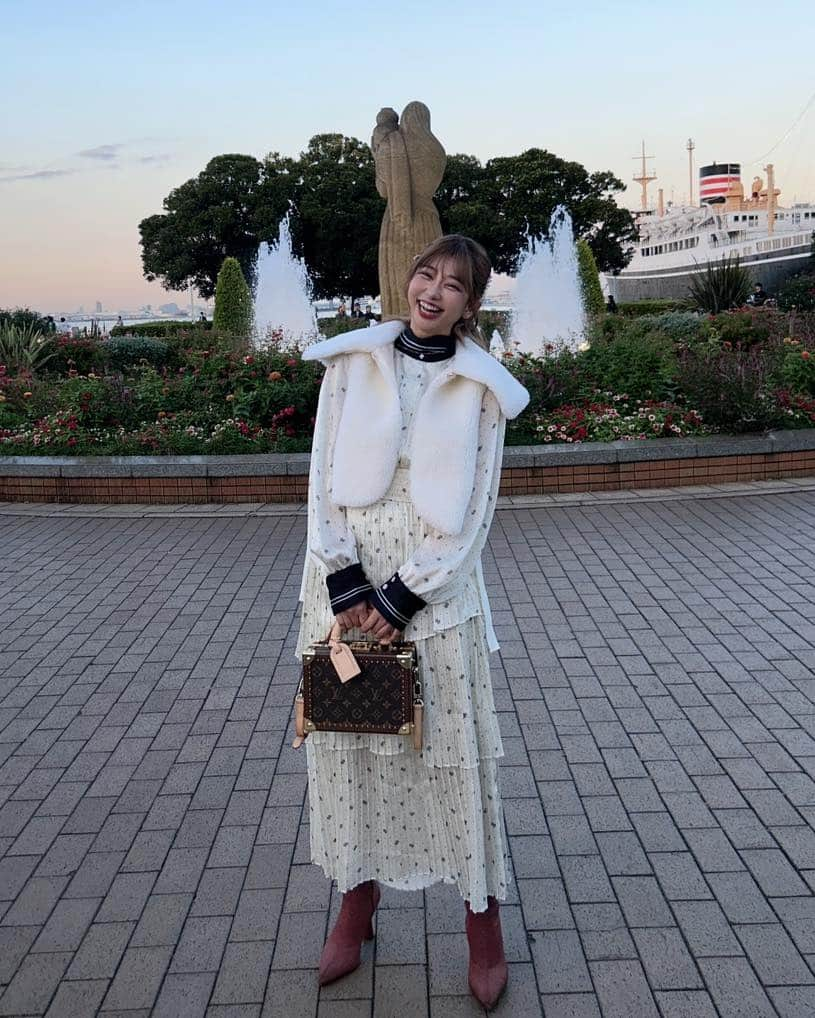 水池愛香さんのインスタグラム写真 - (水池愛香Instagram)「最近ポニーテールとこのリリーブラウンのレトロな新作ワンピース(@lily_brown_official )にハマってます🥹🫶  あ、エクステつけました！(@welly_yuuki ) ボブなのにカラーも含めて馴染みすぎて嬉しみ🫣  そして、今年手に入れた受注生産のヴィトン(@louisvuitton )のトランクも可愛いすぎて愛用してます🖤   #ポニーテール #ポニーテール女子 #エクステ #louisvuitton #ヴィトンバッグ #ヴィトントランク #リリーブラウン #リリーブラウン新作 #リリーブラウンワンピース #liliybrown」10月20日 20時00分 - mizuike_aika