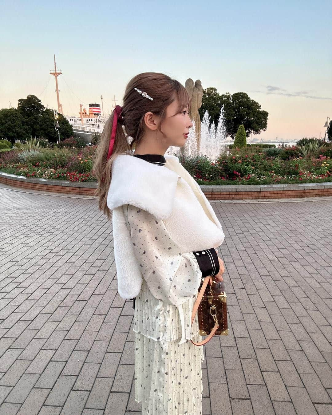 水池愛香さんのインスタグラム写真 - (水池愛香Instagram)「最近ポニーテールとこのリリーブラウンのレトロな新作ワンピース(@lily_brown_official )にハマってます🥹🫶  あ、エクステつけました！(@welly_yuuki ) ボブなのにカラーも含めて馴染みすぎて嬉しみ🫣  そして、今年手に入れた受注生産のヴィトン(@louisvuitton )のトランクも可愛いすぎて愛用してます🖤   #ポニーテール #ポニーテール女子 #エクステ #louisvuitton #ヴィトンバッグ #ヴィトントランク #リリーブラウン #リリーブラウン新作 #リリーブラウンワンピース #liliybrown」10月20日 20時00分 - mizuike_aika