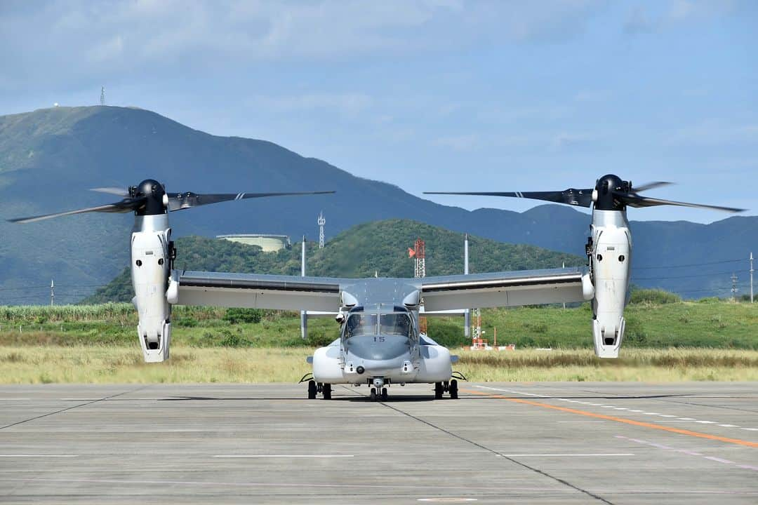 陸上自衛隊さんのインスタグラム写真 - (陸上自衛隊Instagram)「#陸上自衛隊 は、国内における米海兵隊との実動訓練（#RD23）において、陸自Ｖ－２２オスプレイを活用した患者後送訓練等を実施しています。本訓練を通じて、日米の相互運用性を向上させ、島嶼作戦における陸自の領域横断作戦と米海兵隊の機動展開前進基地作戦を踏まえた連携要領を強化しています。  #JGSDF conducts the Field Training Exercise ‘#ResoluteDragon’ with the USMC including casualty evacuation training using JGSDF’s V-22 Osprey. Through this exercise, we improve coordination procedures for island defense based on the JGSDF‘s cross-domain operations and the U.S. Marine Corps’ Expeditionary Advanced Base Operations, conducting casualty evacuation training using JGSDF’s V-22 Osprey.」10月20日 20時00分 - jgsdf_pr