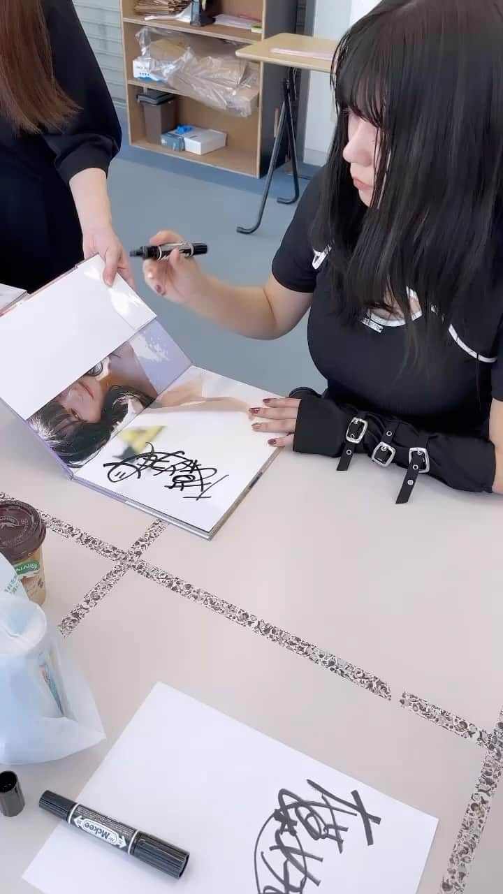 大葉めものインスタグラム：「写真集サイン入れ✍️❤️‍🔥」