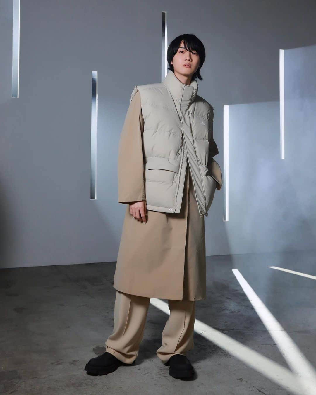 桜田通のインスタグラム：「Calvin Klein  カルバン・クラインのグローバルイベントに参加しました！ 色んな国の方々と、同じブランドのファッション、音楽、コミュニケーションを自由に楽しむ素敵な夜でした🍸 コートの上にダウンベストの組み合わせもお気に入り✨  @calvinklein #CalvinKlein #PR」